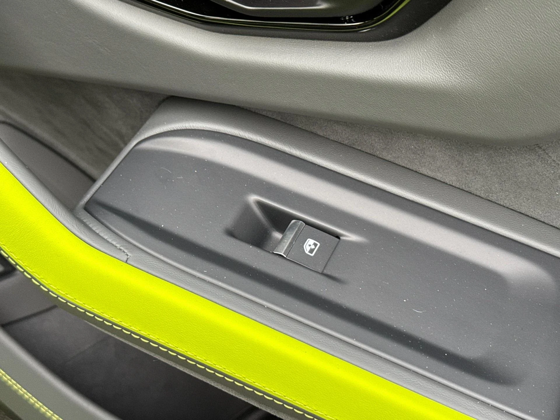 mph018_2344698986_New_2025_Lamborghini_Urus_SE_1770805150_0ff4c4692b