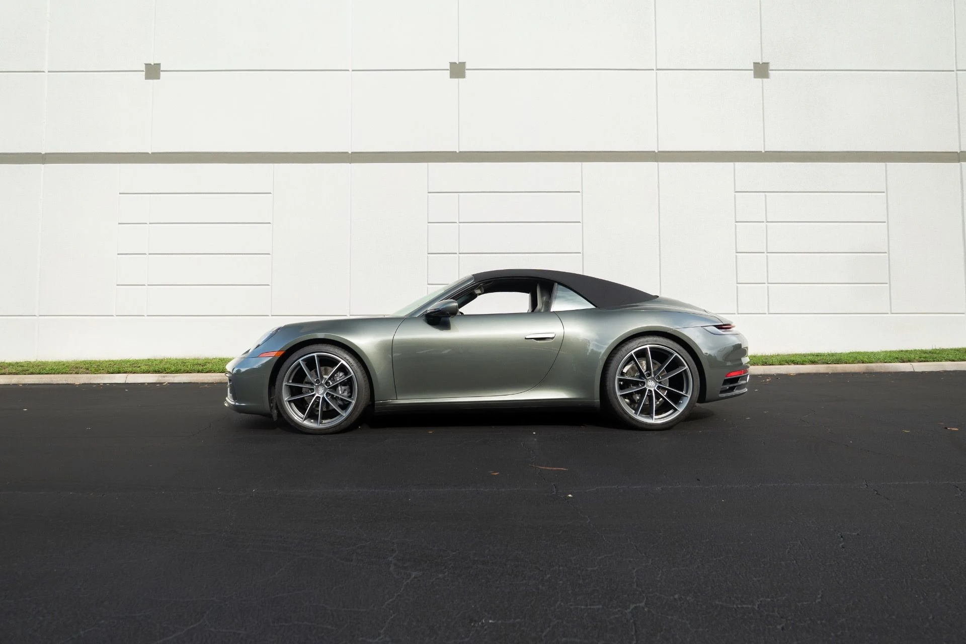 mph018_2345954524_Used_2023_Porsche_911_Carrera_1756439604_a24c5f1ea9