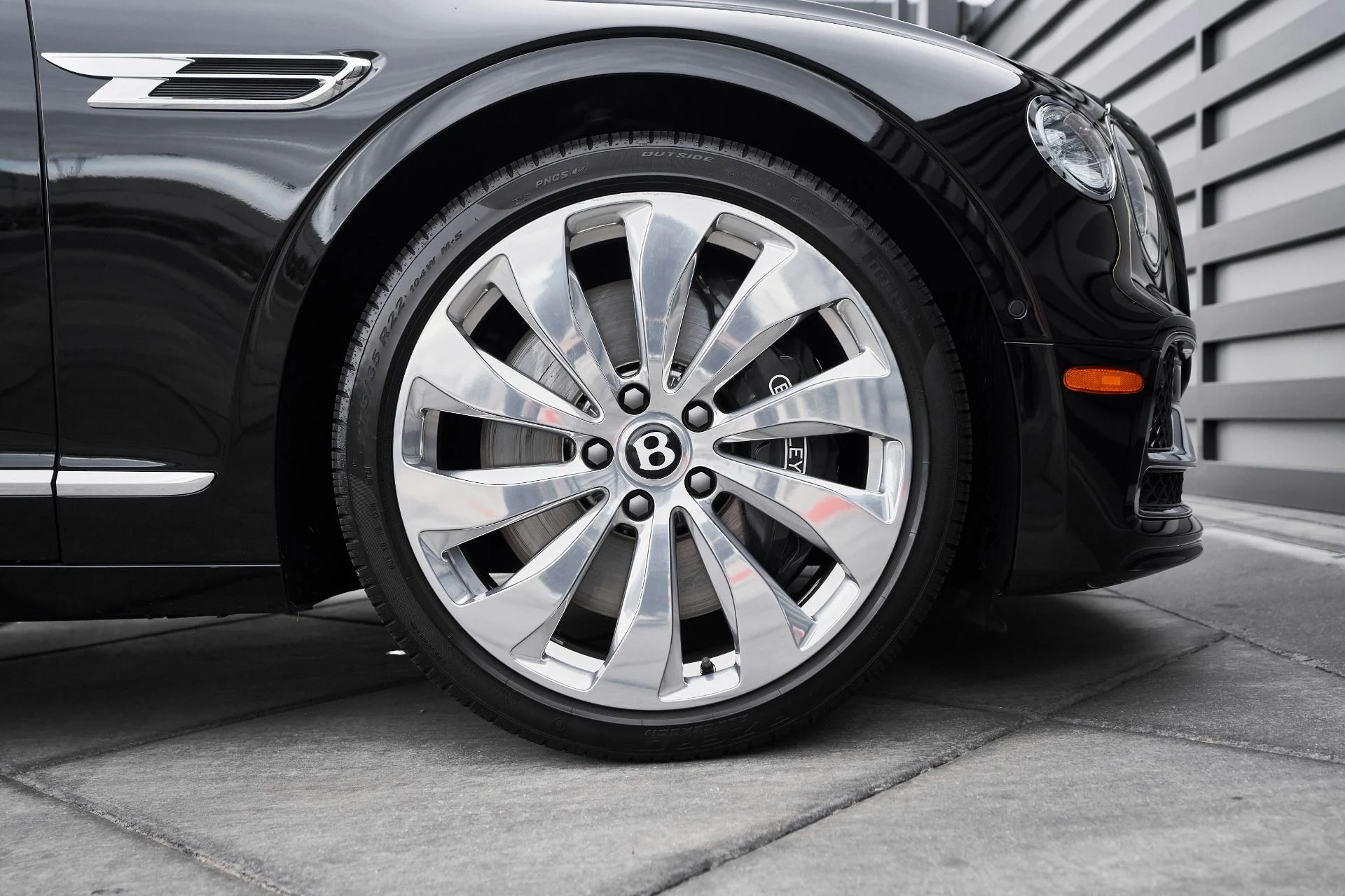 mph018_2357502384_Used_2022_Bentley_Flying_Spur_V8_1763502785_3b725b2ac4