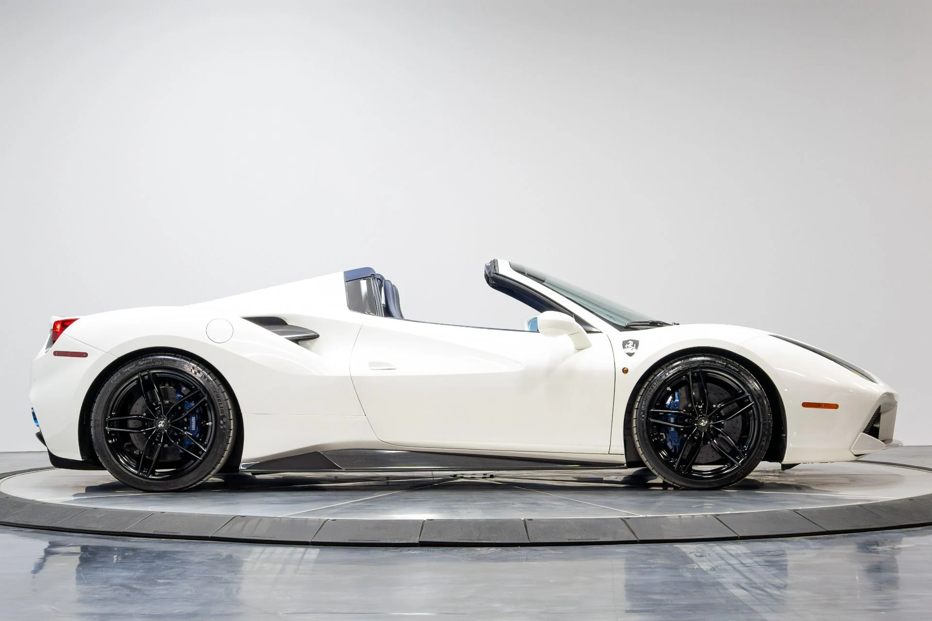 mph018_2357773318_Used_2018_Ferrari_488_Spider_1774434782_a87e064430