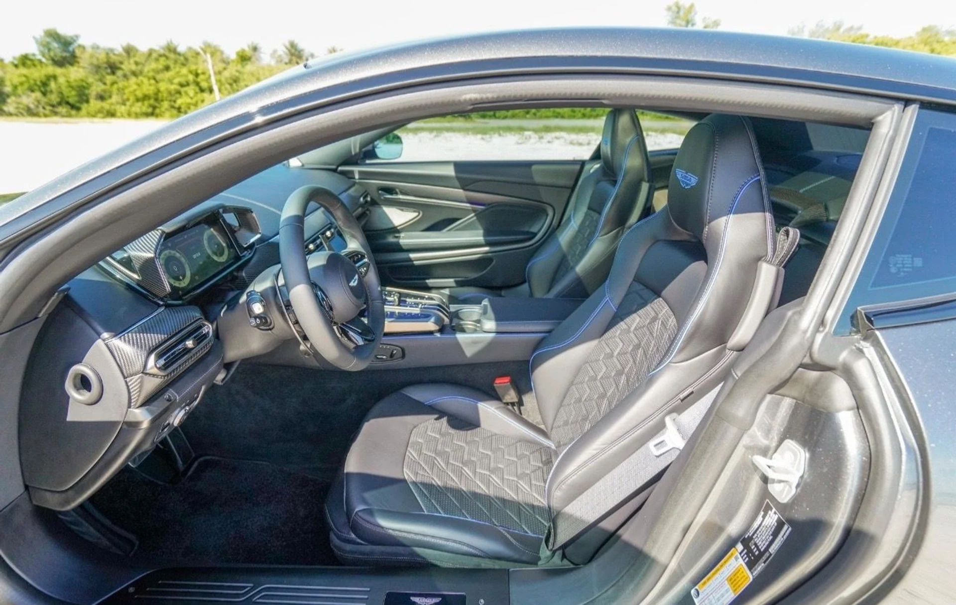 mph018_2358920351_Used_2025_Aston_Martin_Vanquish_1792440179_36597027ad