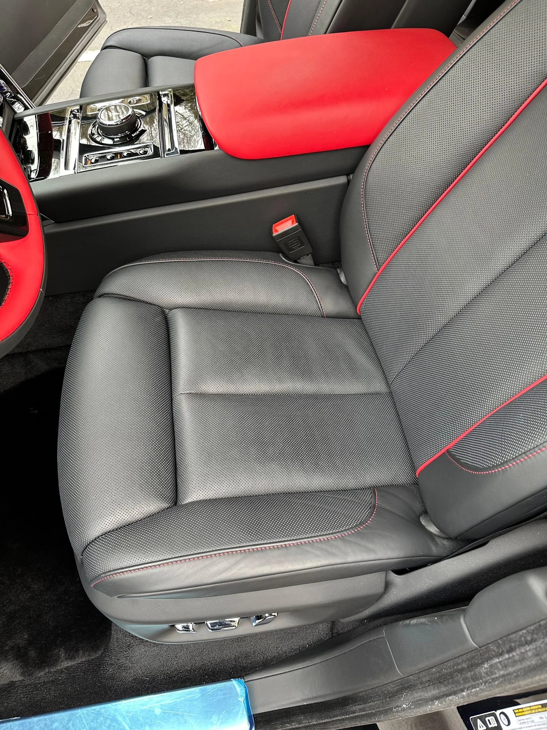 mph018_2379009526_Used_2025_Rolls_Royce_Cullinan_1764879825_dd07323c75