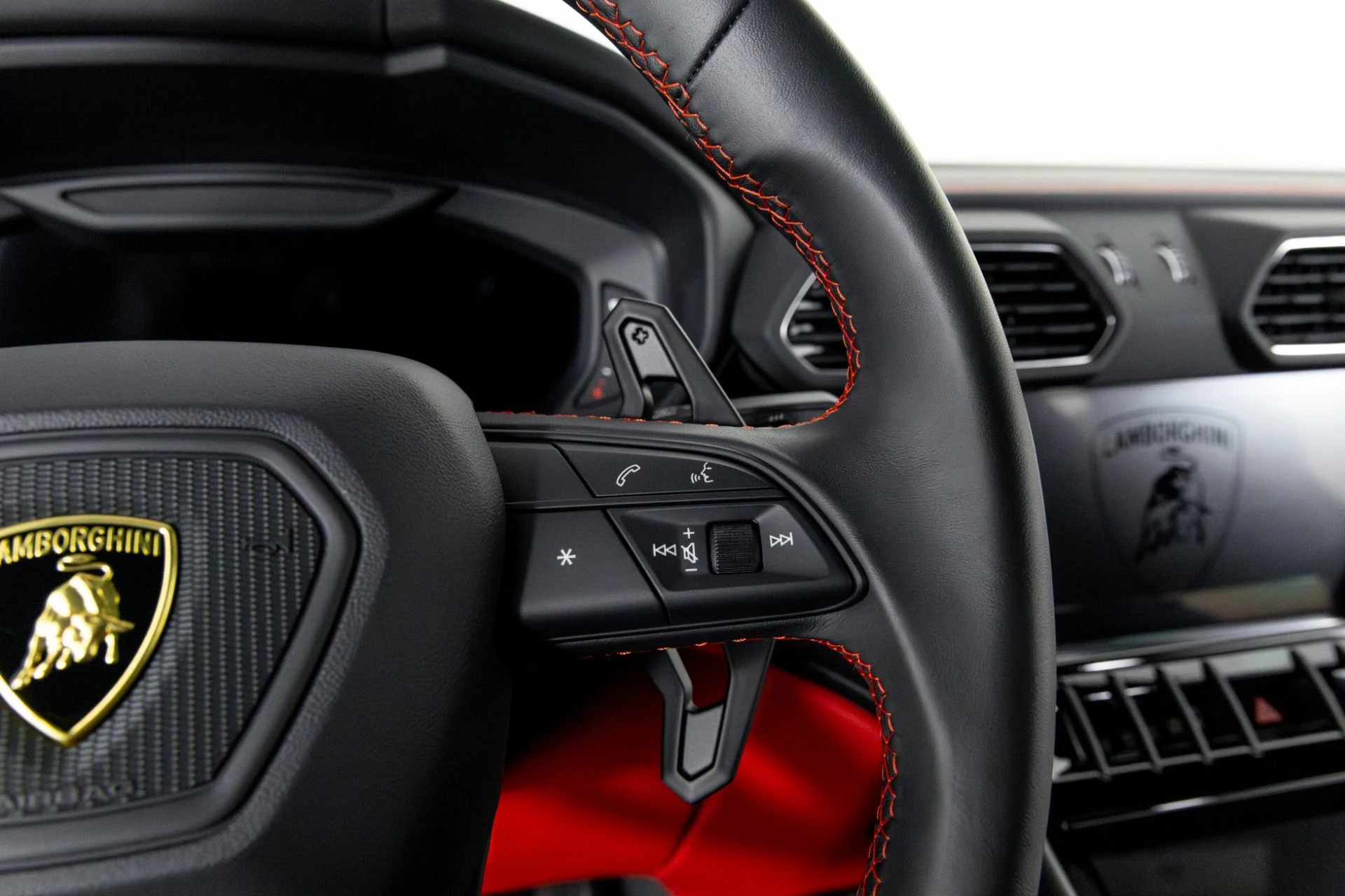 mph018_2381219670_Used_2024_Lamborghini_Urus_S_1765302047_27a70d20ac