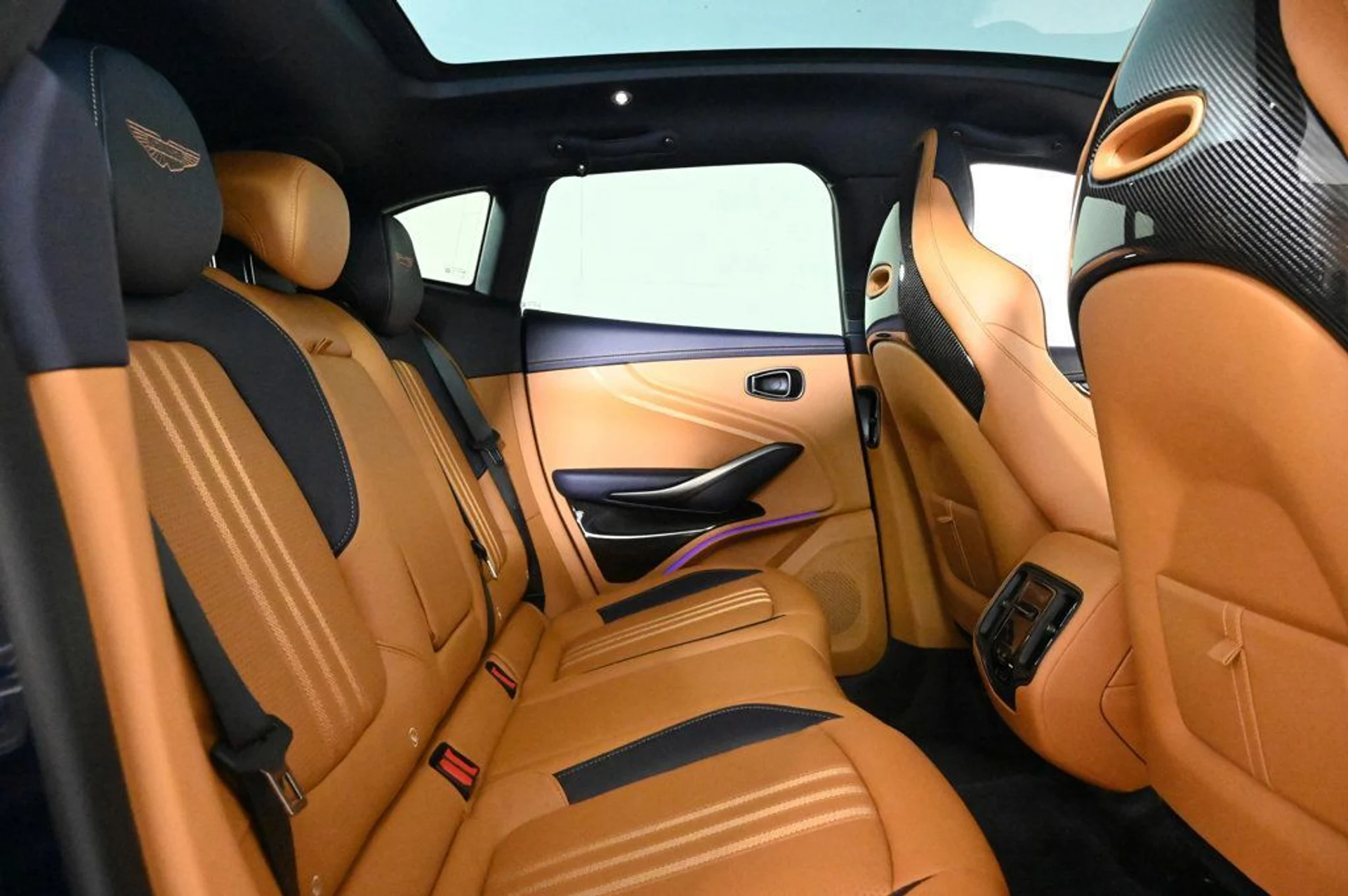 mph018_2382349918_new_2026_aston_martin_dbx_707awd_11350_22970164_18_1024_7fe640ff1d