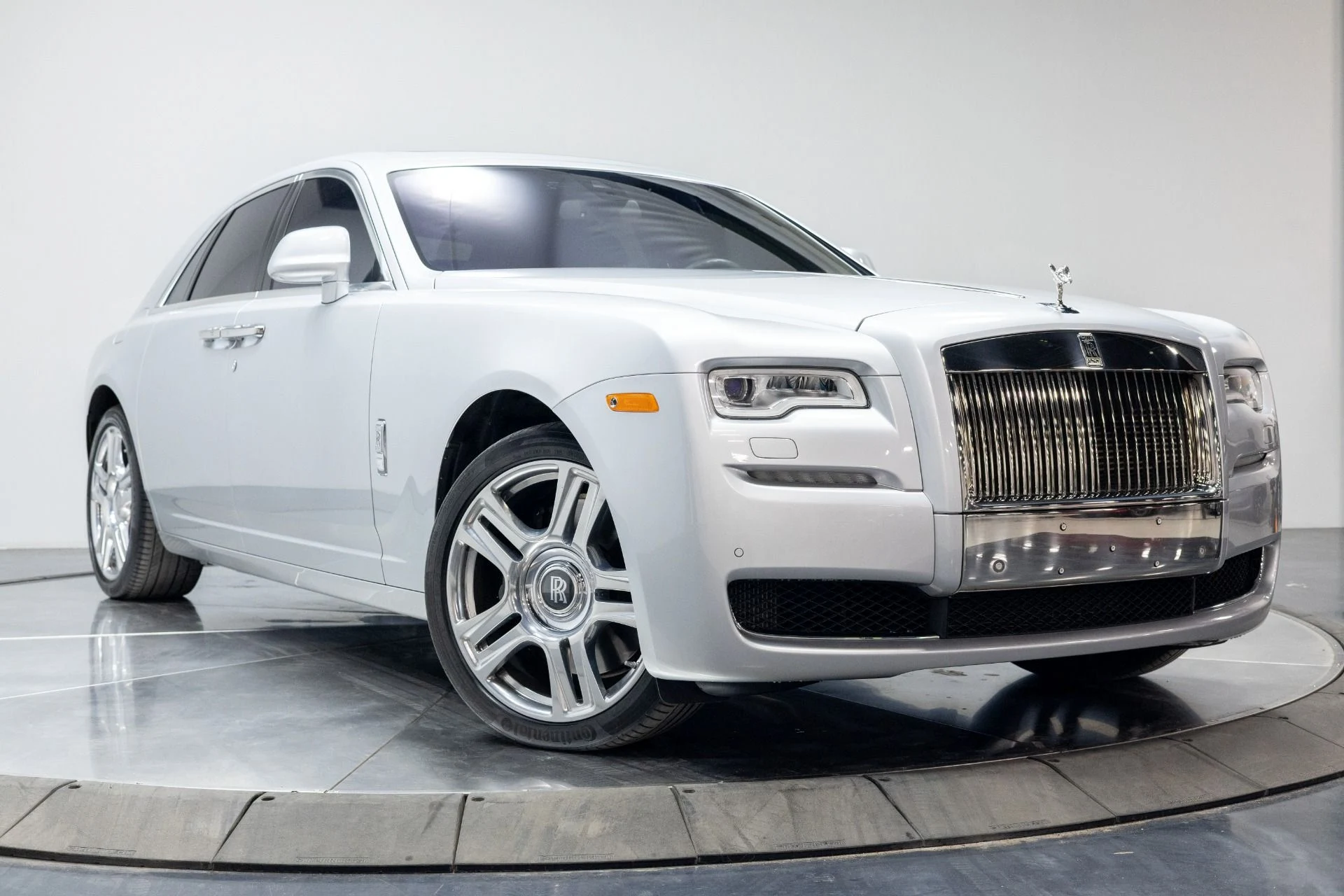 mph018_2390541230_Used_2015_Rolls_Royce_Ghost_1760219601_ee44500a1b