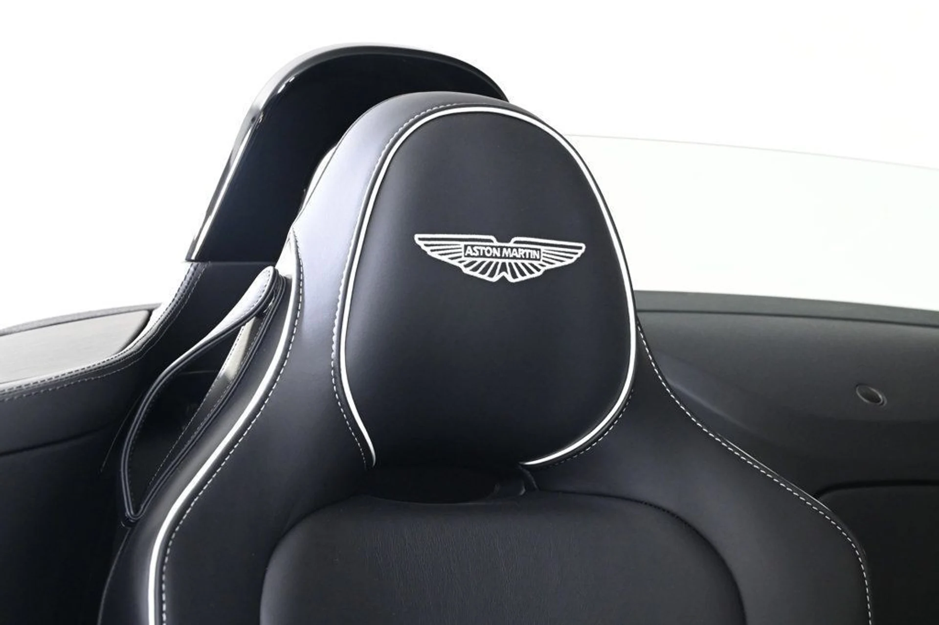 mph018_2396995761_new_2026_aston_martin_vantage_roadster_11350_22950965_18_1024_698186a474