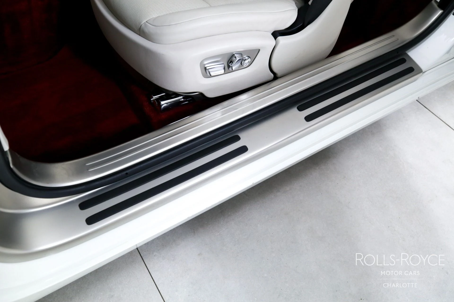 mph018_2406689936_Used_2020_Rolls_Royce_Dawn_1775592549_50f25f4206