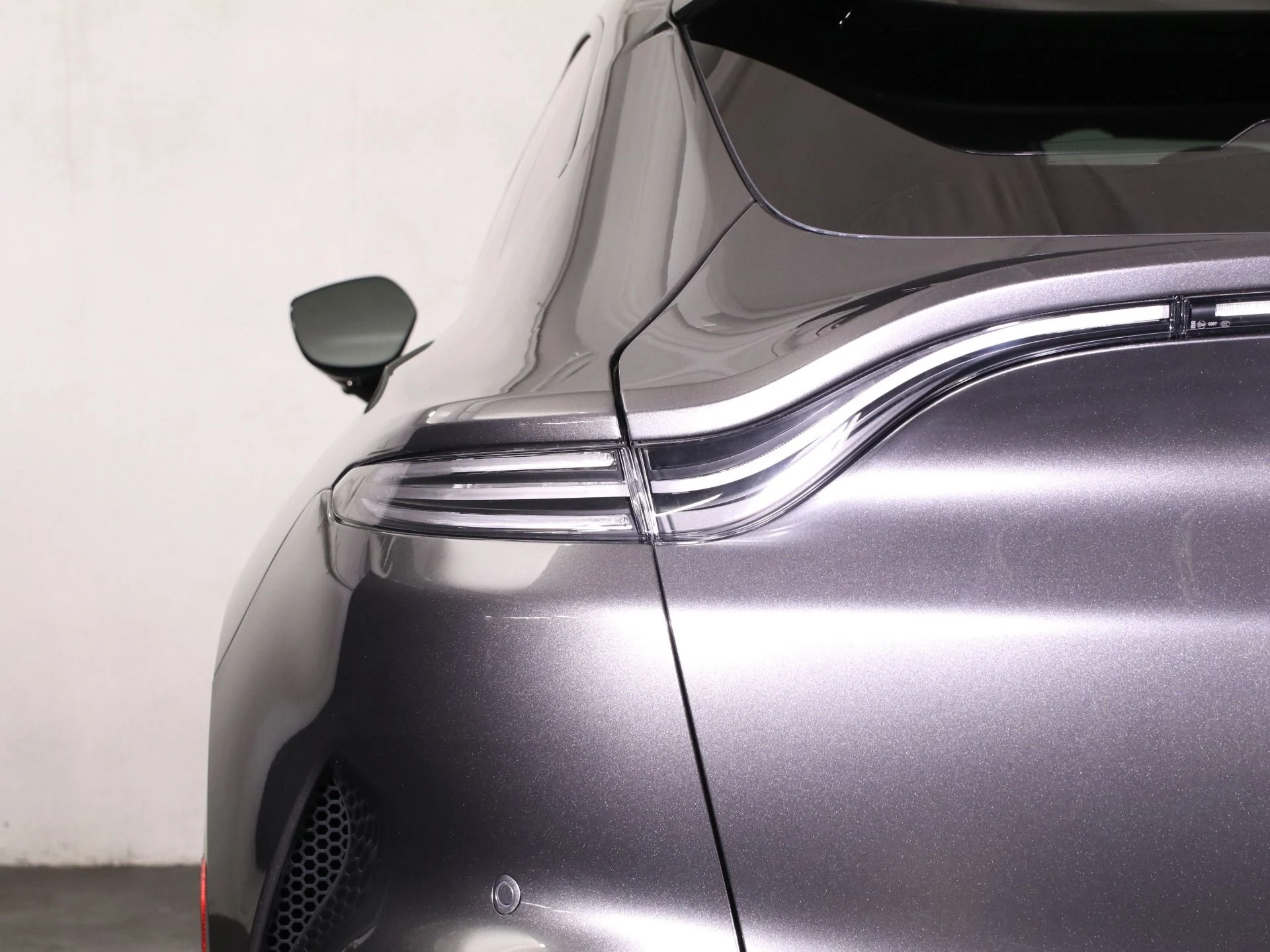 mph018_2408693138_New_2025_Aston_Martin_DBX_707_1768458252_22c0926904