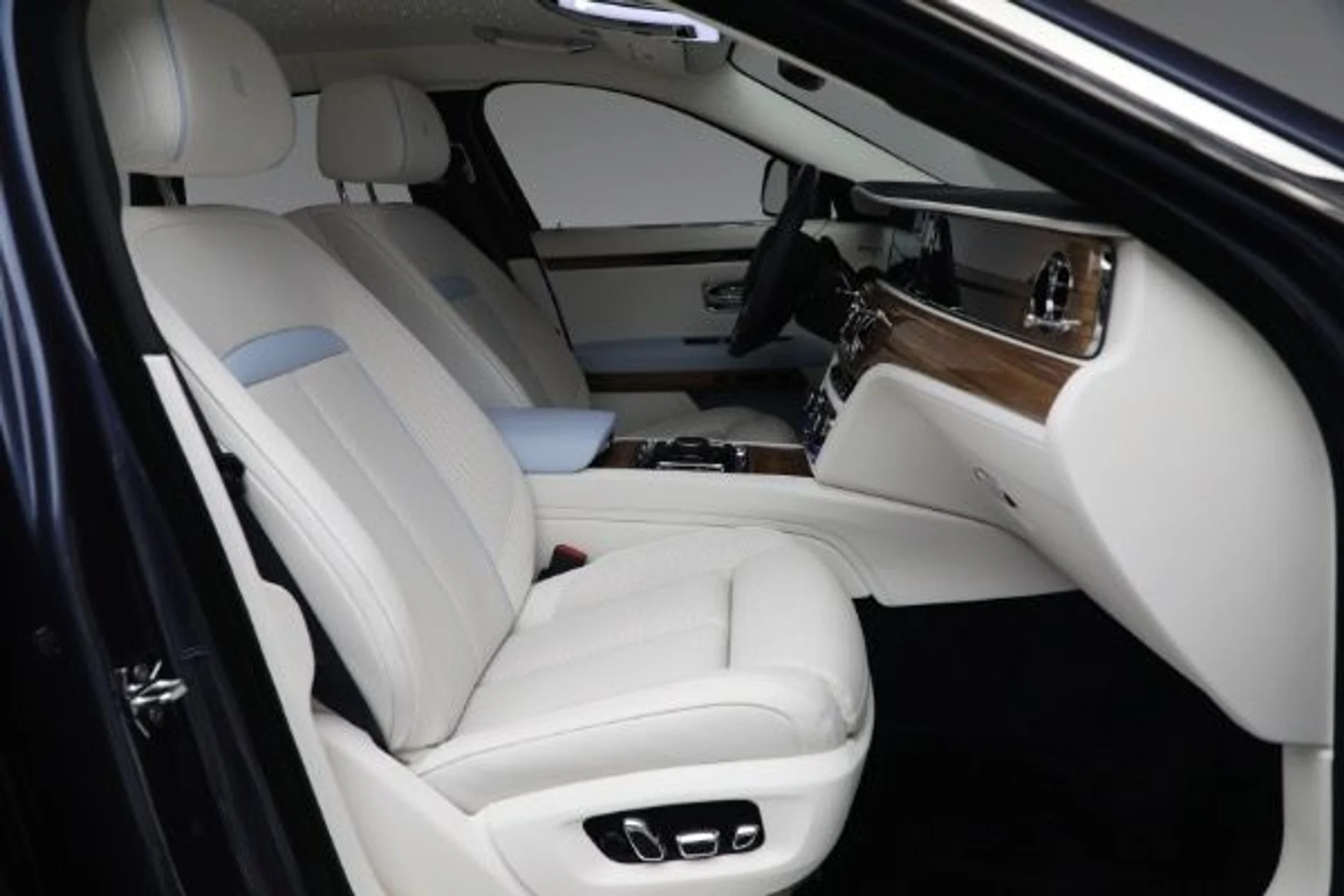mph018_242213076_New_2025_Rolls_Royce_Ghost_e20252cc55