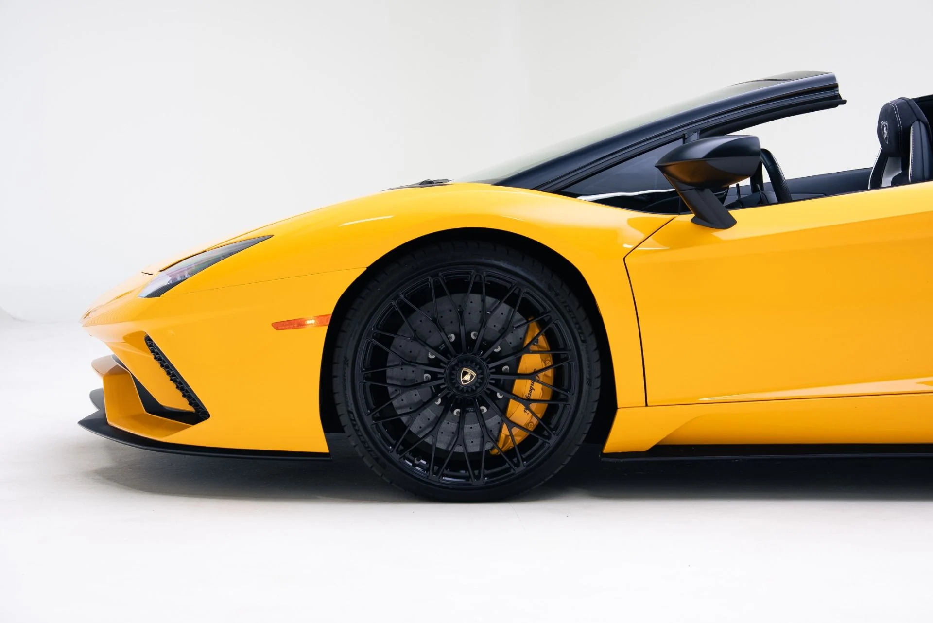 mph018_2424032238_Used_2018_Lamborghini_Aventador_Roadster_LP_740_4_S_1767990844_2d03502746