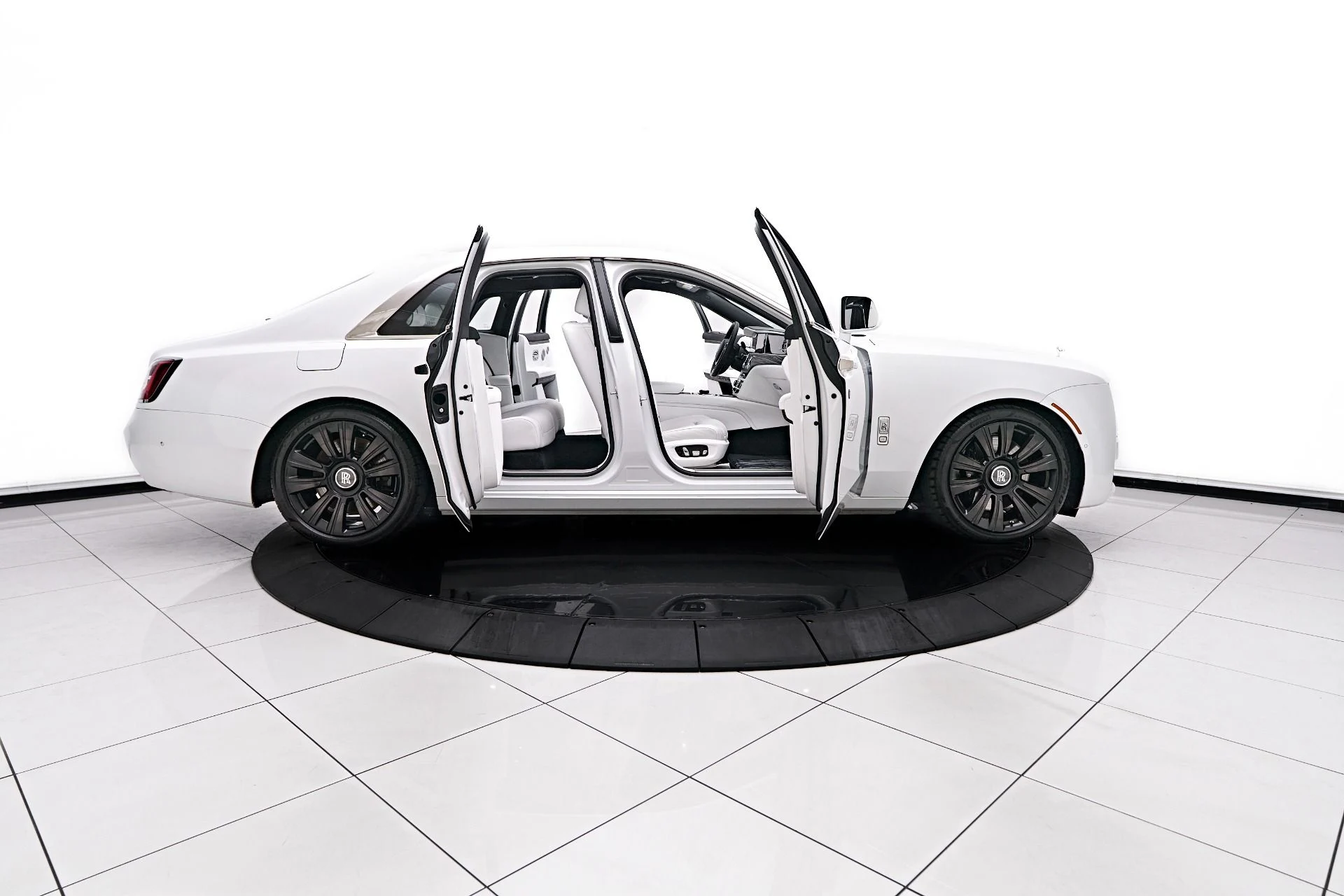mph018_2427323413_Used_2021_Rolls_Royce_Ghost_Base_1754512470_d39d2817ae