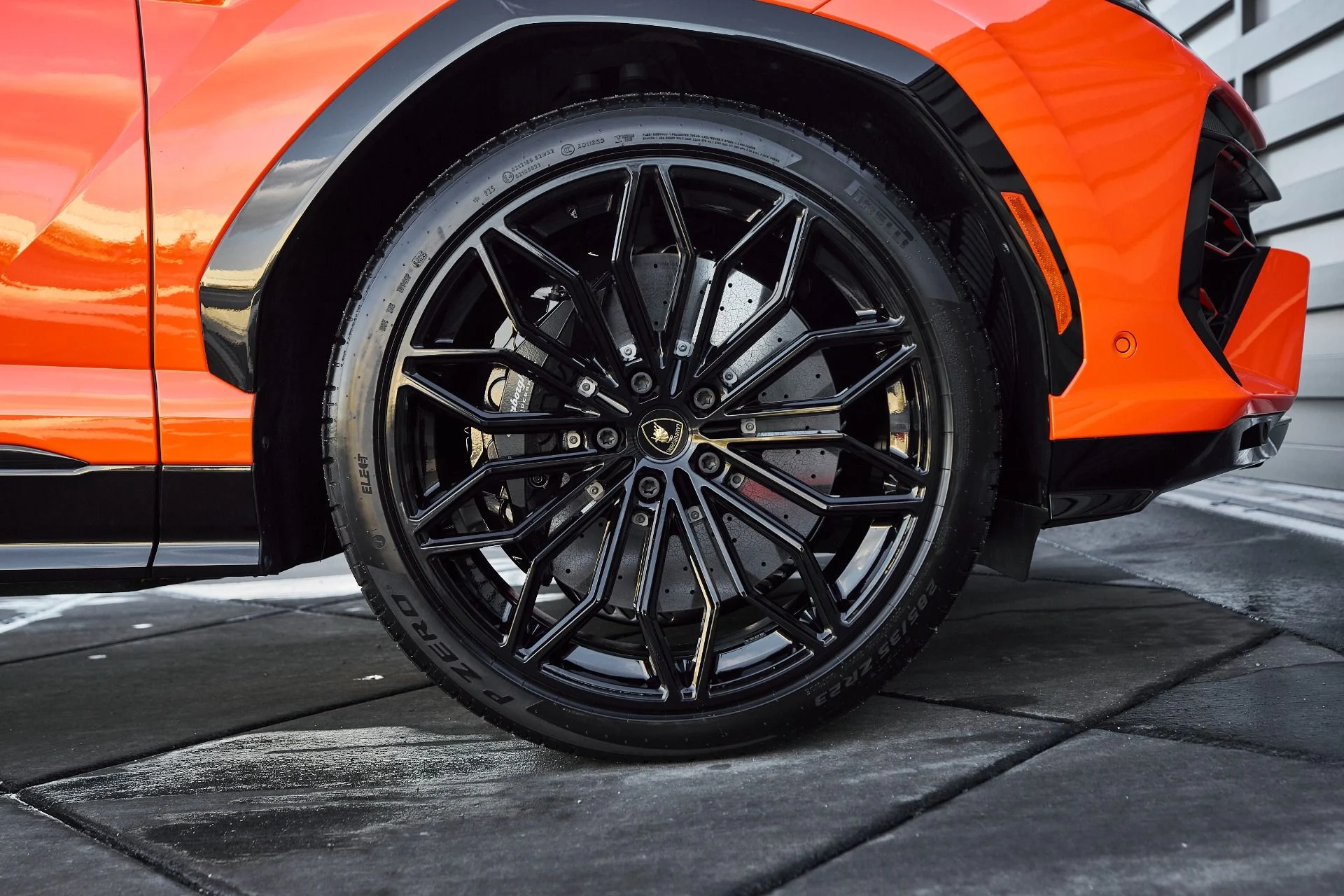 mph018_2440797588_Used_2025_Lamborghini_Urus_SE_1763604975_6ba0a9b115