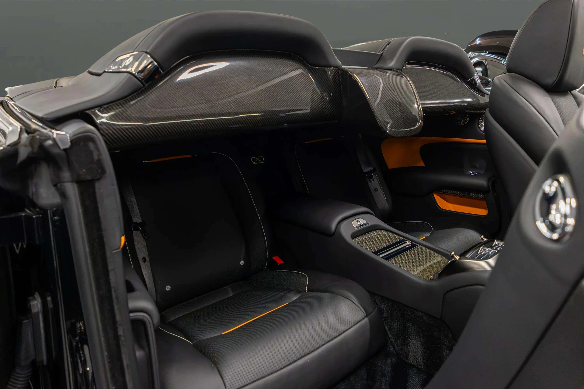 mph018_2441249182_3b9809ef_910e_45d5_a6ca_45c8c5c1e806_201920_Rolls_Royce20_Black20_Badge20_Dawn2028_SCA_666_D55_KU_11584429_18_4951bbf12b