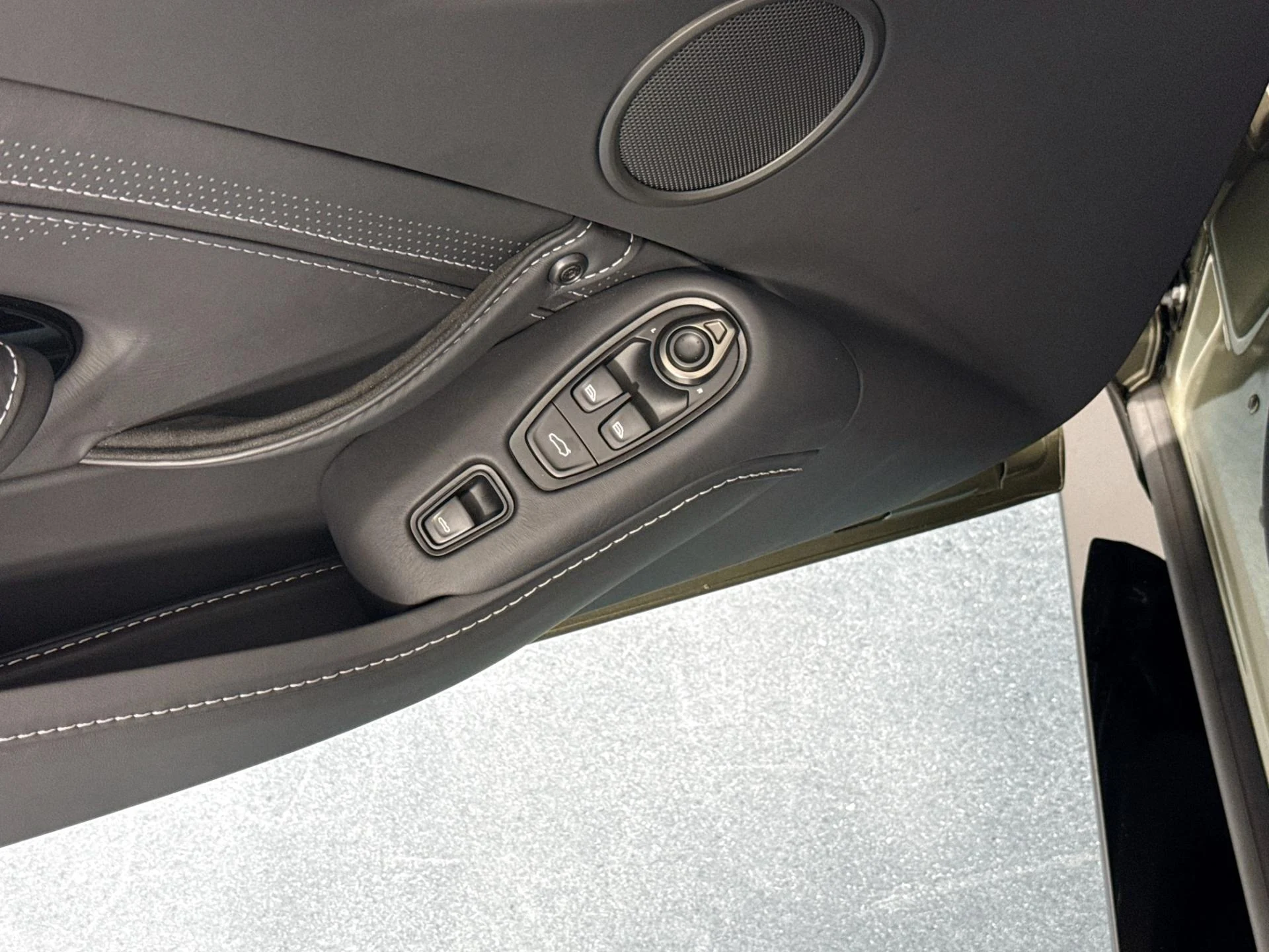 mph018_2446661162_Used_2023_Aston_Martin_Vantage_V8_1783445540_79a25828f7