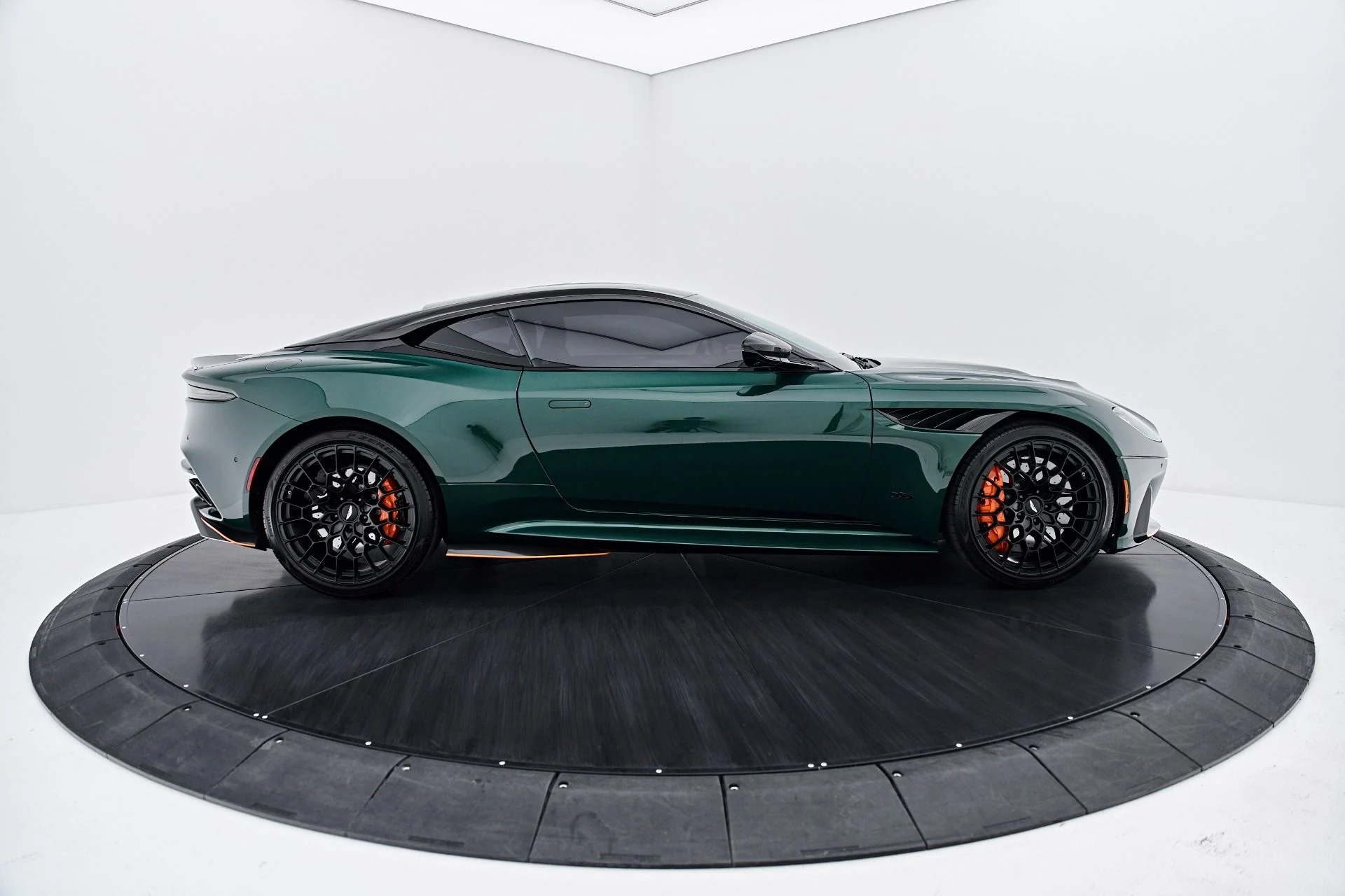 mph018_2451131370_Used_2023_Aston_Martin_DBS_Ultimate_1787789354_aa9a535ea7