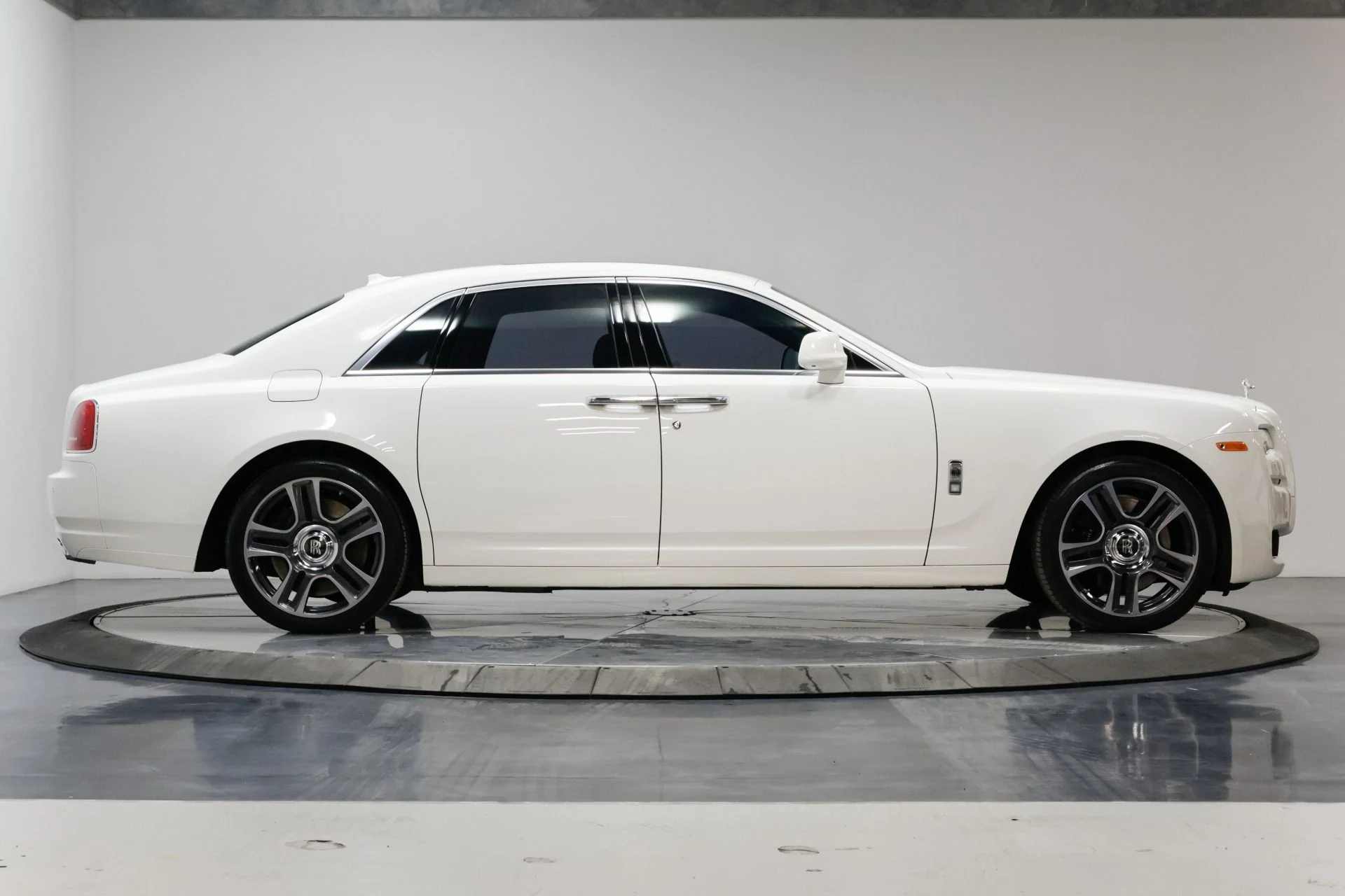 mph018_2459204221_Used_2016_Rolls_Royce_Ghost_Base_1761576536_39288e2507