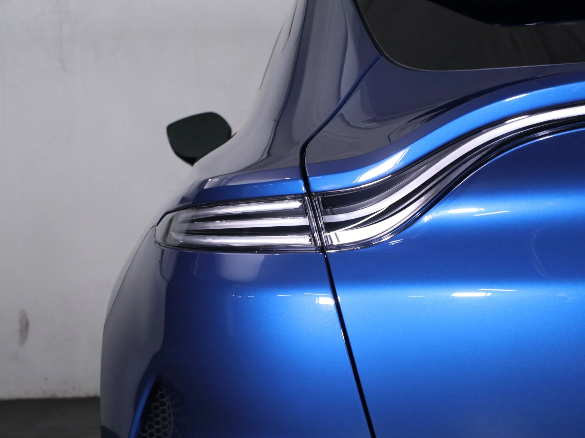 mph018_2461378149_Used_2025_Aston_Martin_DBX_707_1758482784_5e16703982