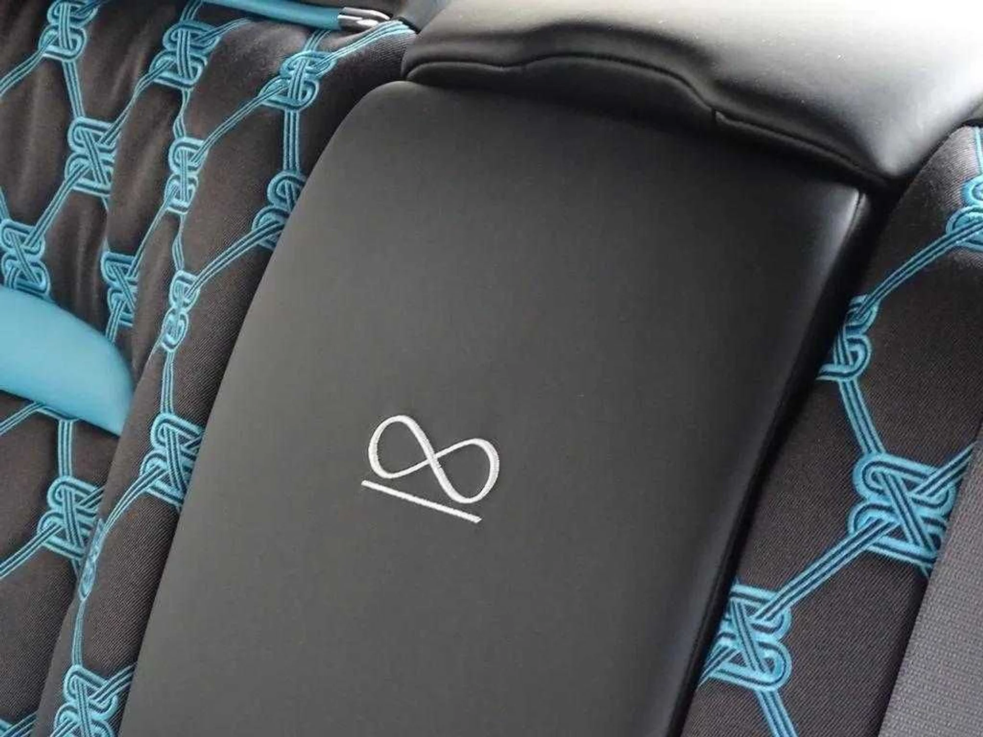 mph018_2484487004_4fea2f1cf027ebd0e29fe549caa10688x_4ebf580f94