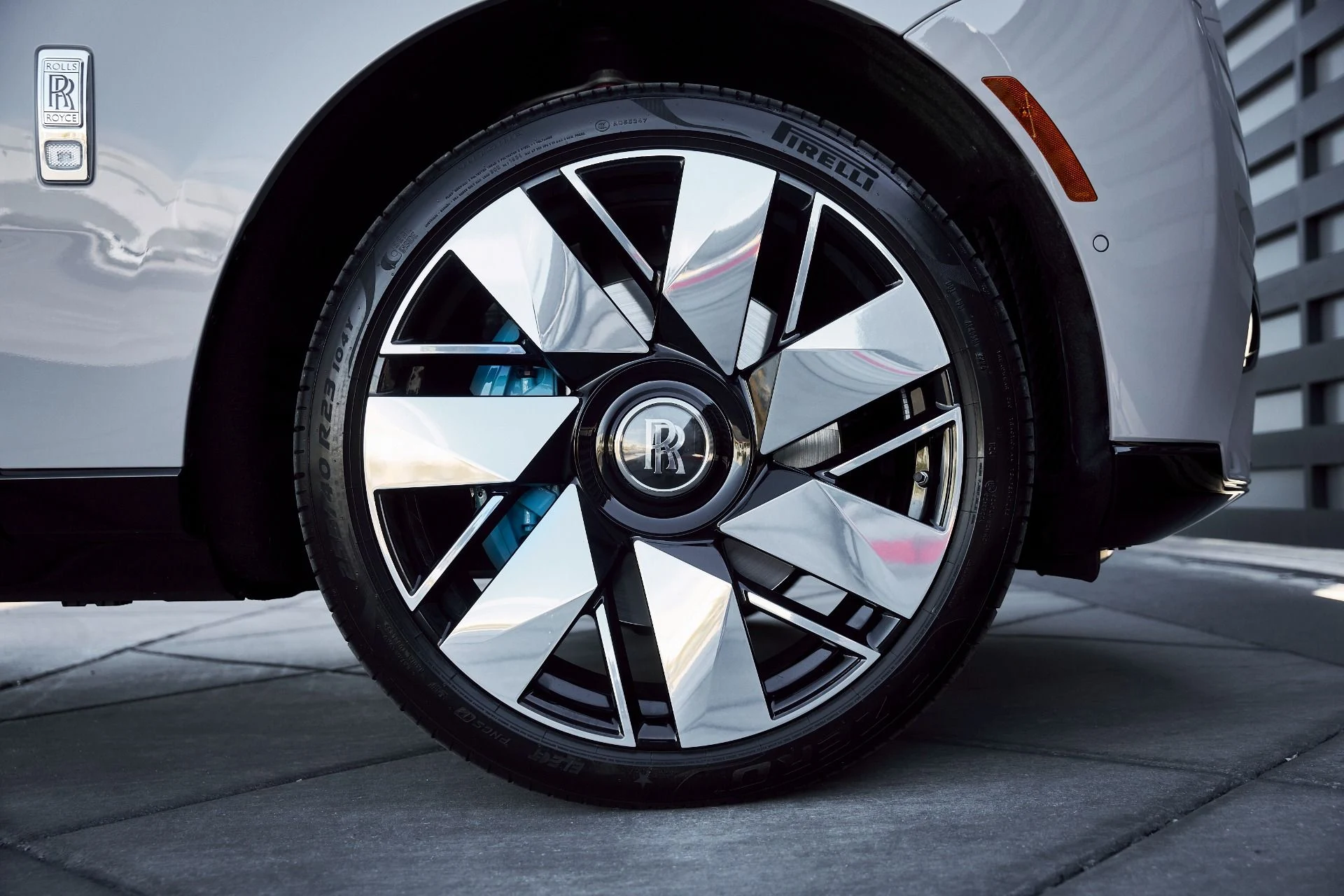 mph018_2515303030_Used_2025_Rolls_Royce_Cullinan_Base_1767668733_0e2fff1c62