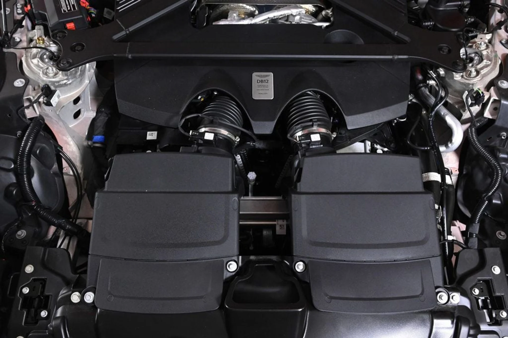mph018_2516544645_used_2024_aston_martin_db12_volante_11350_22910068_18_1024_5394f86073