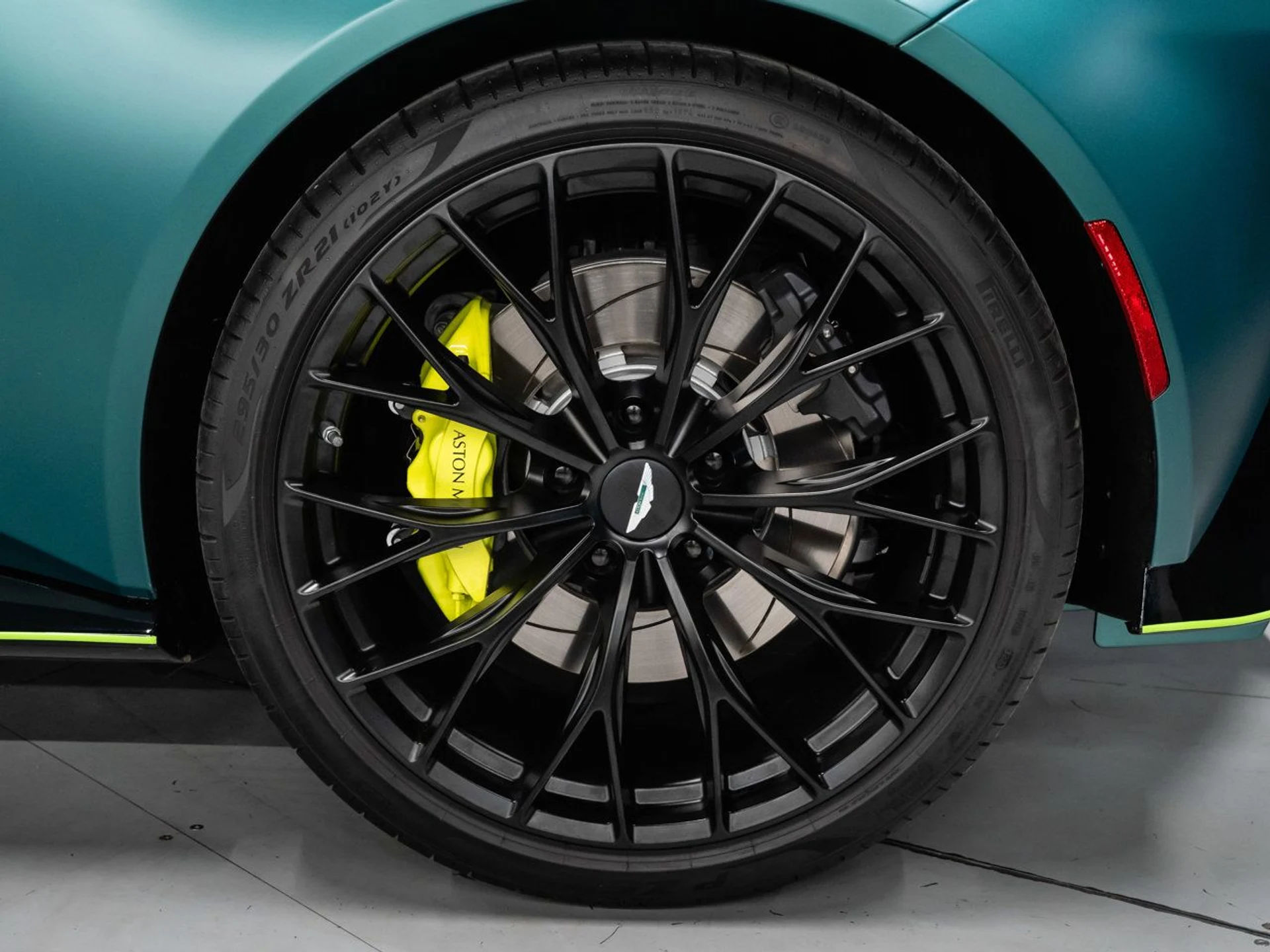 mph018_251700817_aston_martin_vantage_2023_27ff786b83