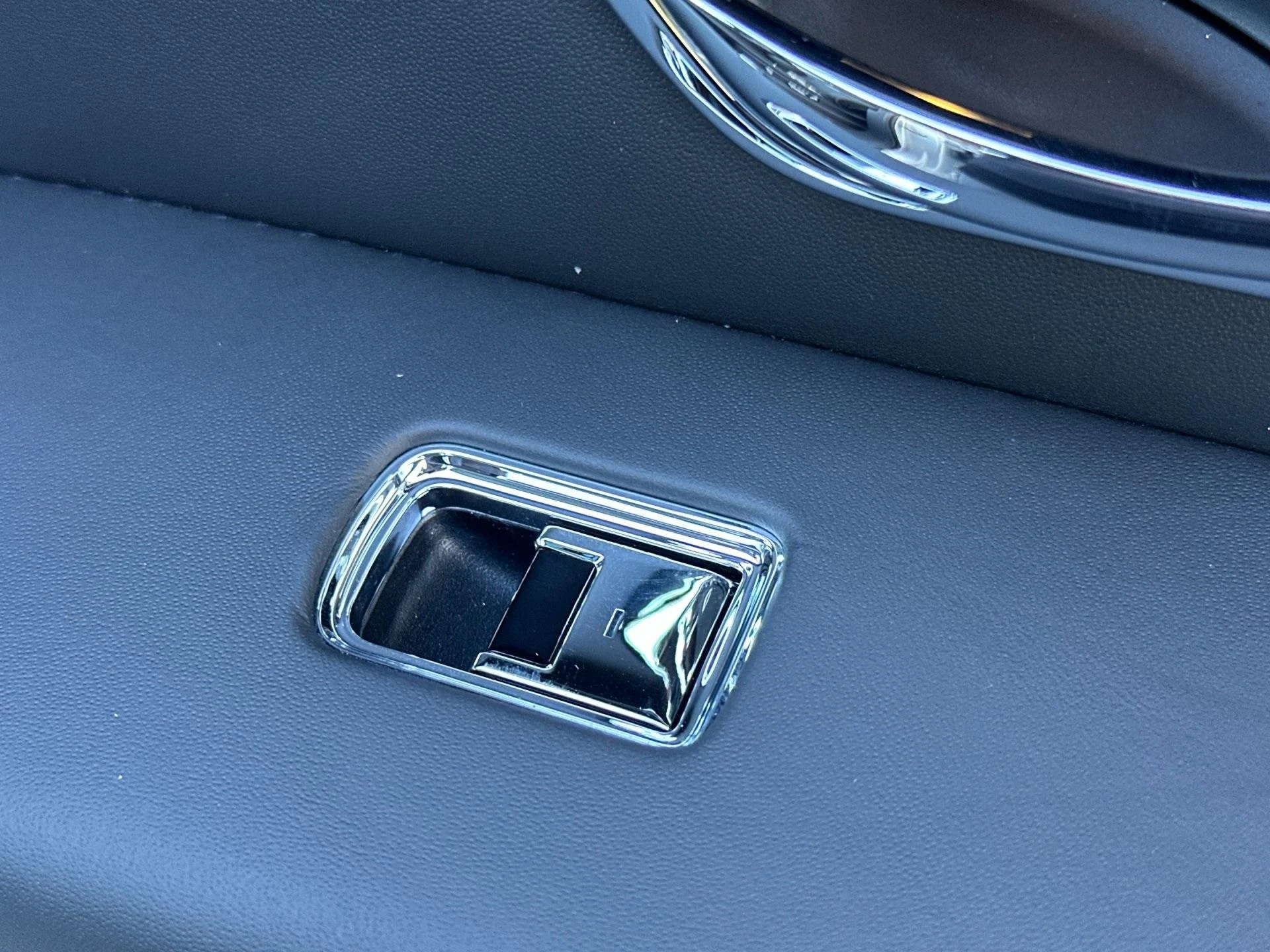 mph018_2524817222_New_2025_Bentley_Bentayga_V8_1755698838_5557217e01