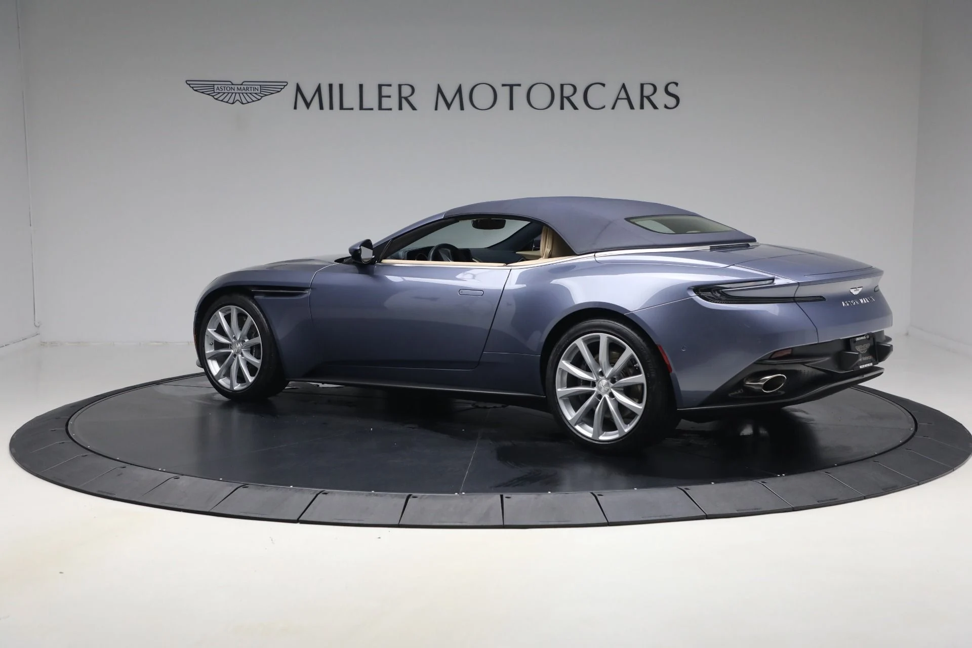 mph018_2540386847_Used_2022_Aston_Martin_DB_11_Volante_1787336405_561fc5e7cd