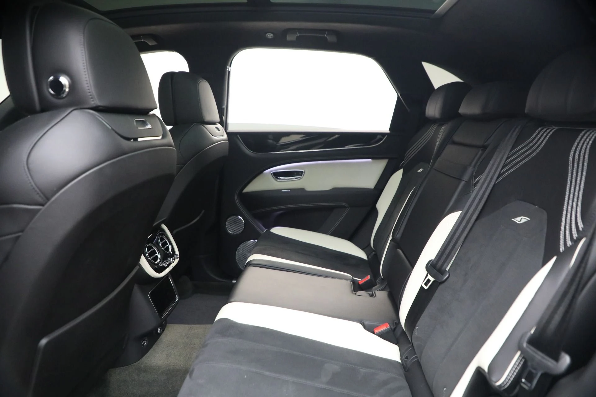 mph018_2541763299_Used_2023_Bentley_Bentayga_S_V8_1764971299_d0f35df28b