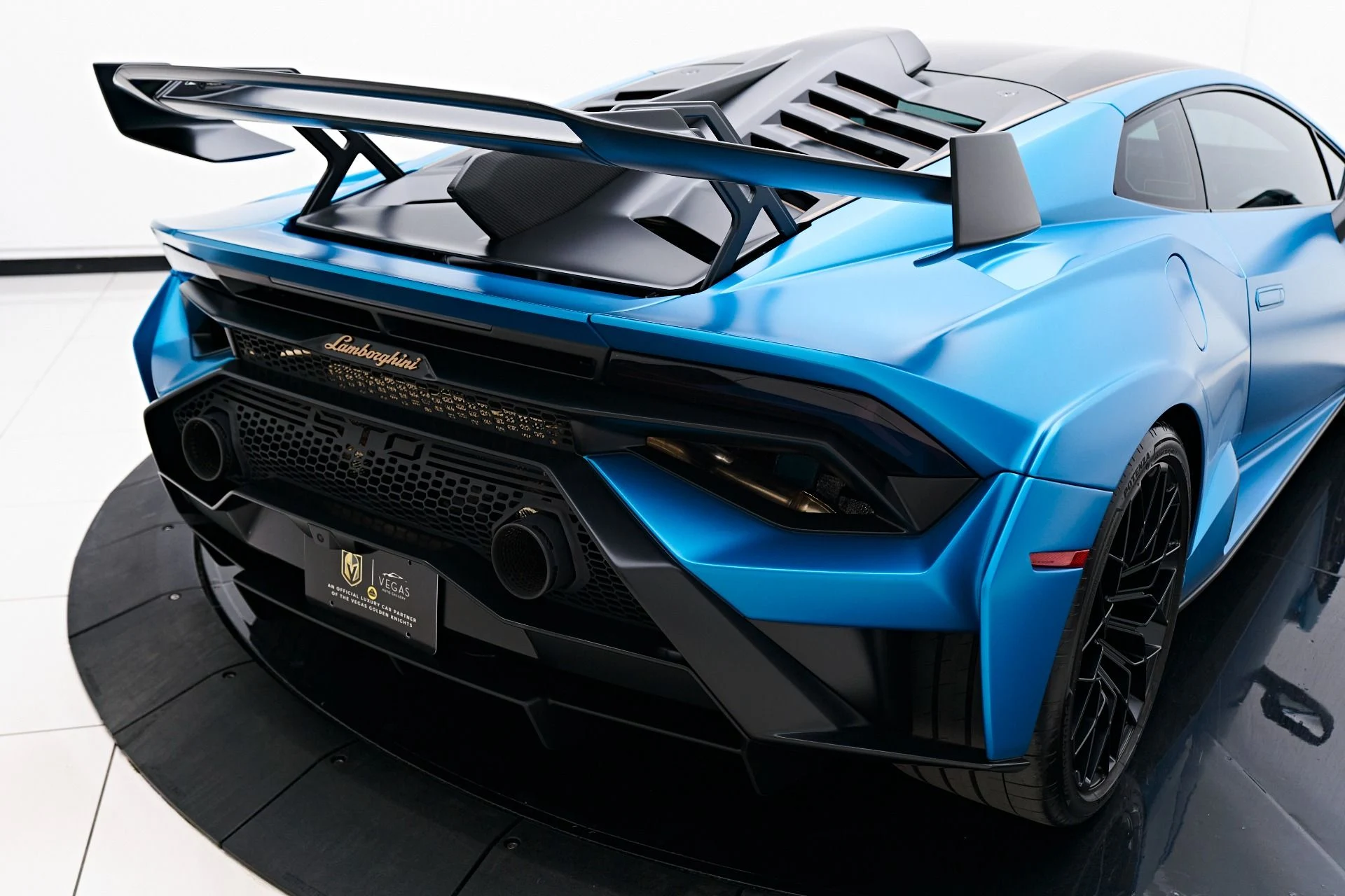 mph018_2543578845_Used_2022_Lamborghini_Huracan_STO_Base_1732754503_bfcbd7c1e0