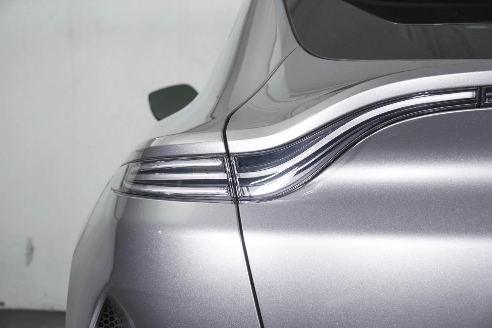 mph018_254908450_Used_2025_Aston_Martin_DBX_707_1792739128_0782ffb446