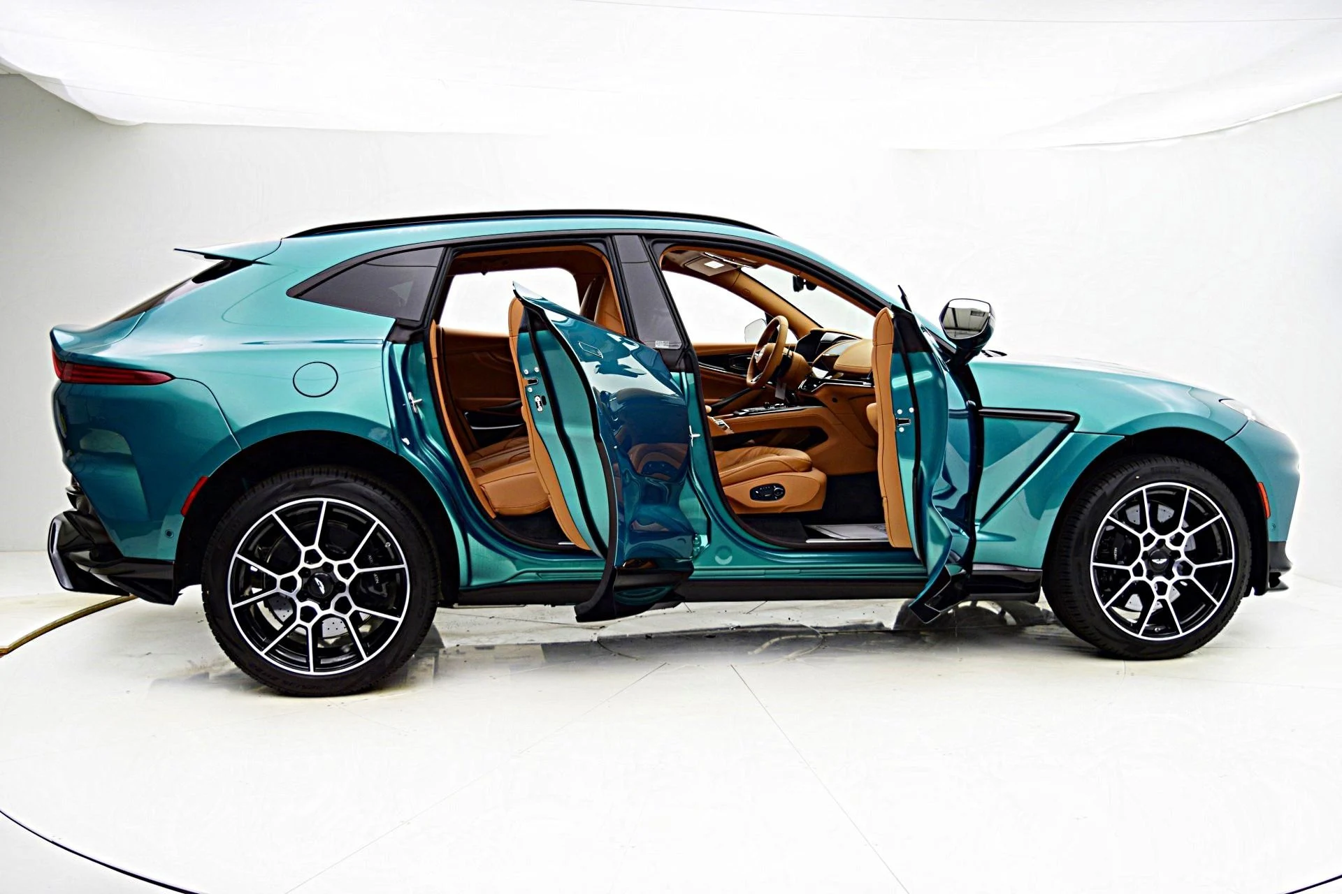 mph018_2552705098_New_2025_Aston_Martin_DBX_707_d2a585ca1c