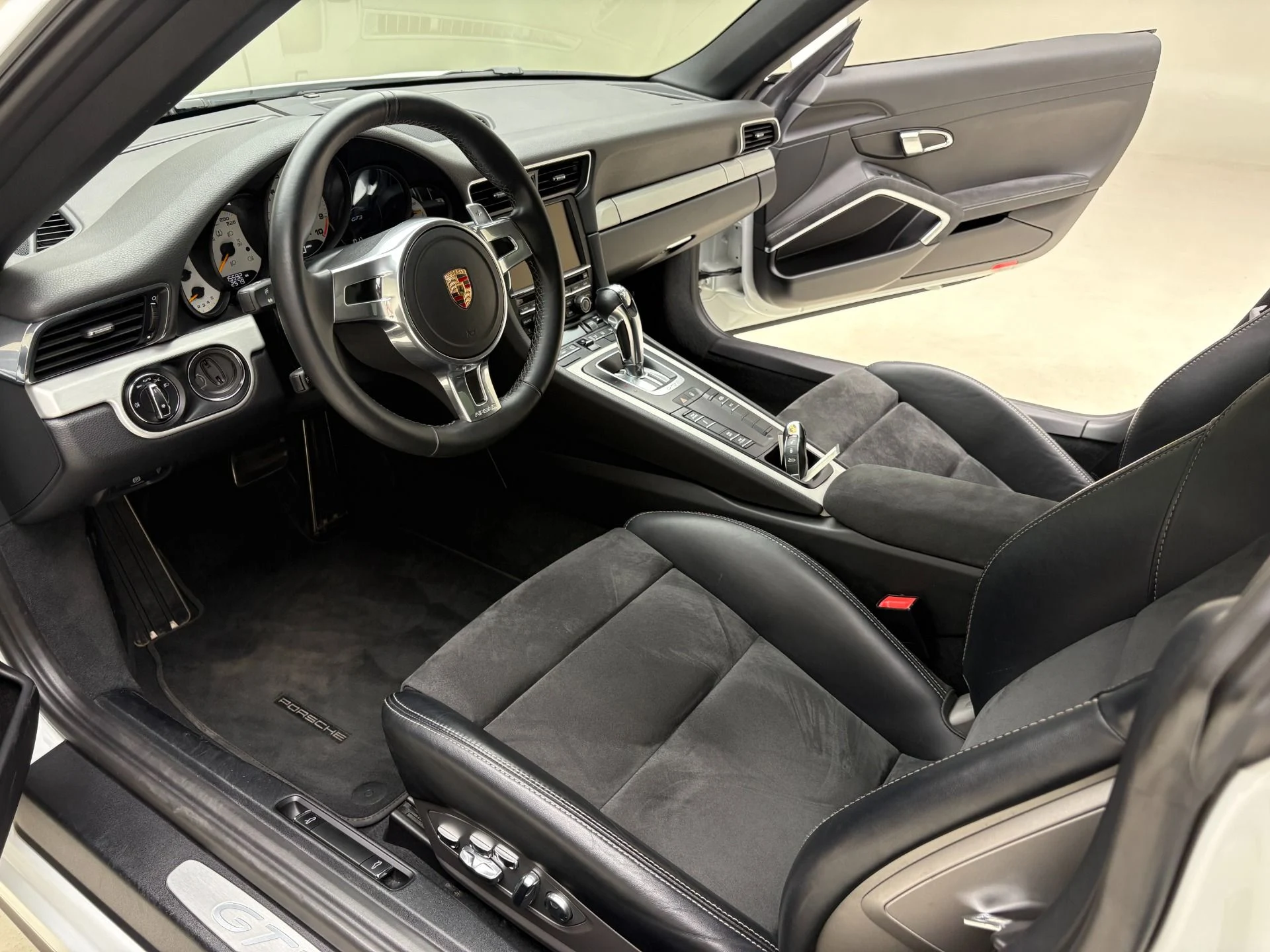 mph018_2575837020_Used_2015_Porsche_911_GT_3_1777923565_9807f8948d