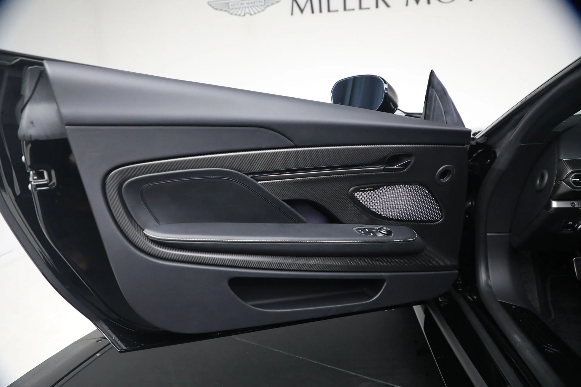 mph018_2589120568_Used_2025_Aston_Martin_Vanquish_1789418284_0e94a653e3