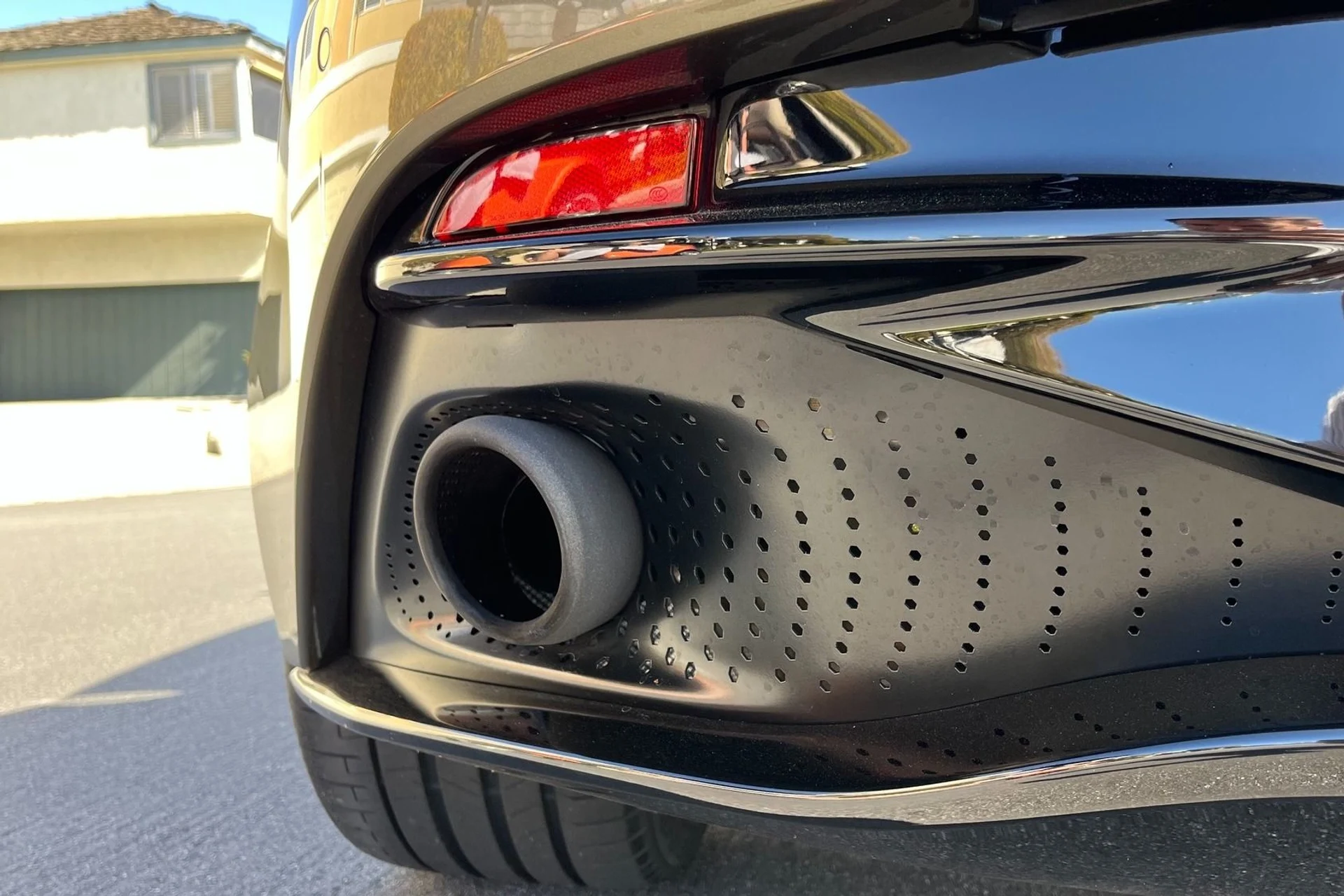 mph018_2601068553_Used_2018_Aston_Martin_DB_11_V8_1763145148_574e9f9290