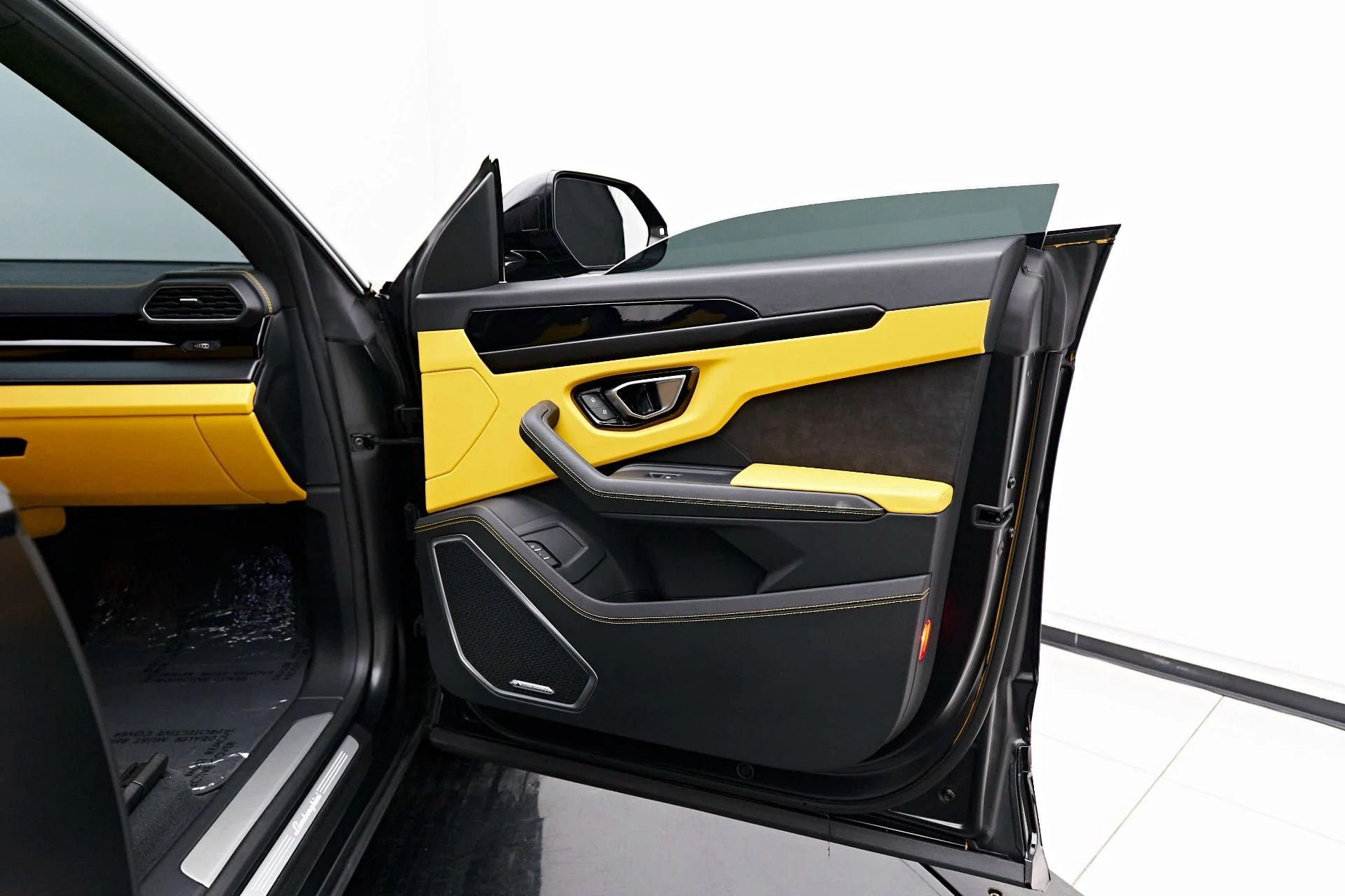 mph018_2606933911_Used_2022_Lamborghini_Urus_1714440387_288701c640