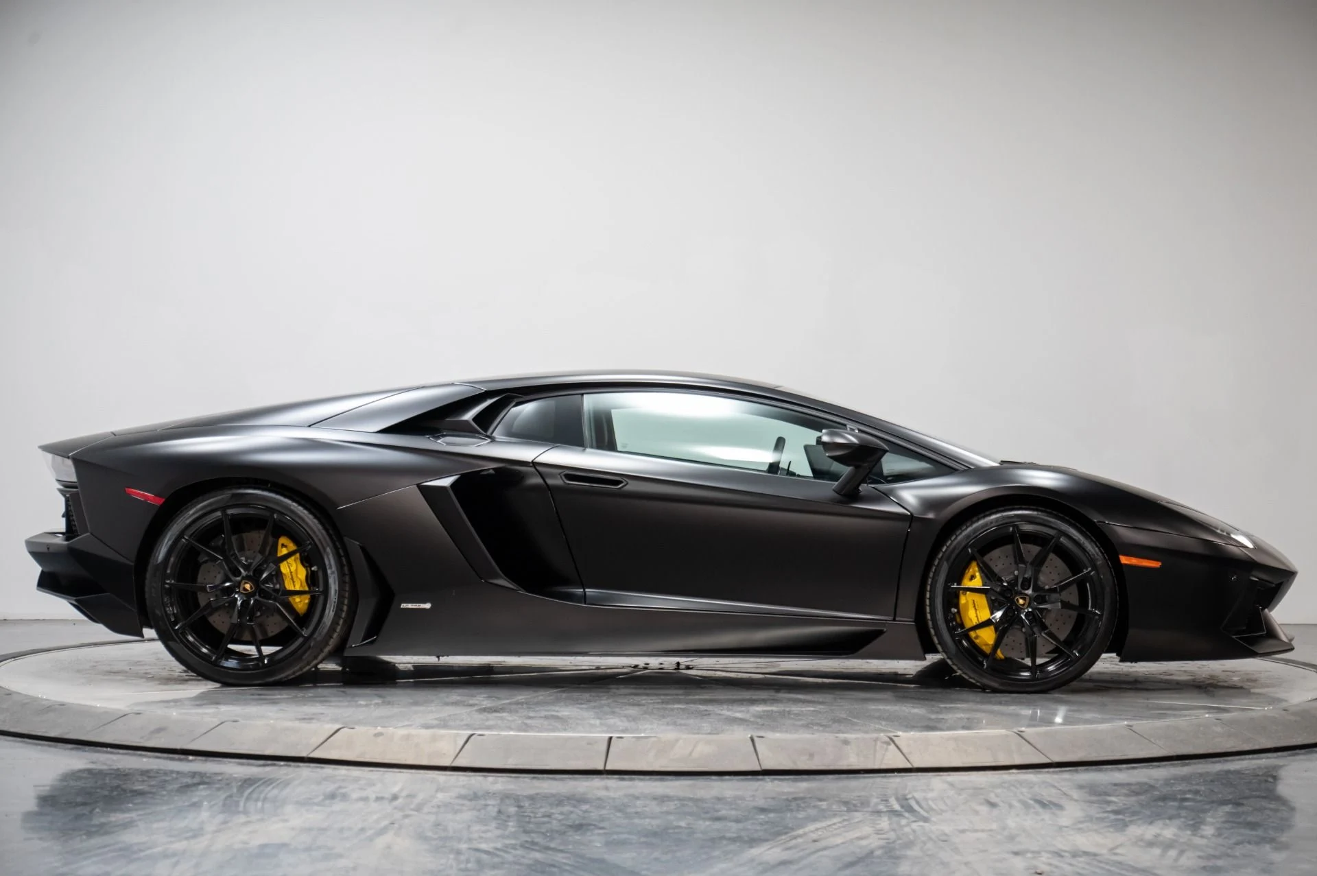 mph018_2650906650_Used_2014_Lamborghini_Aventador_1769104446_4dc4f42cc3