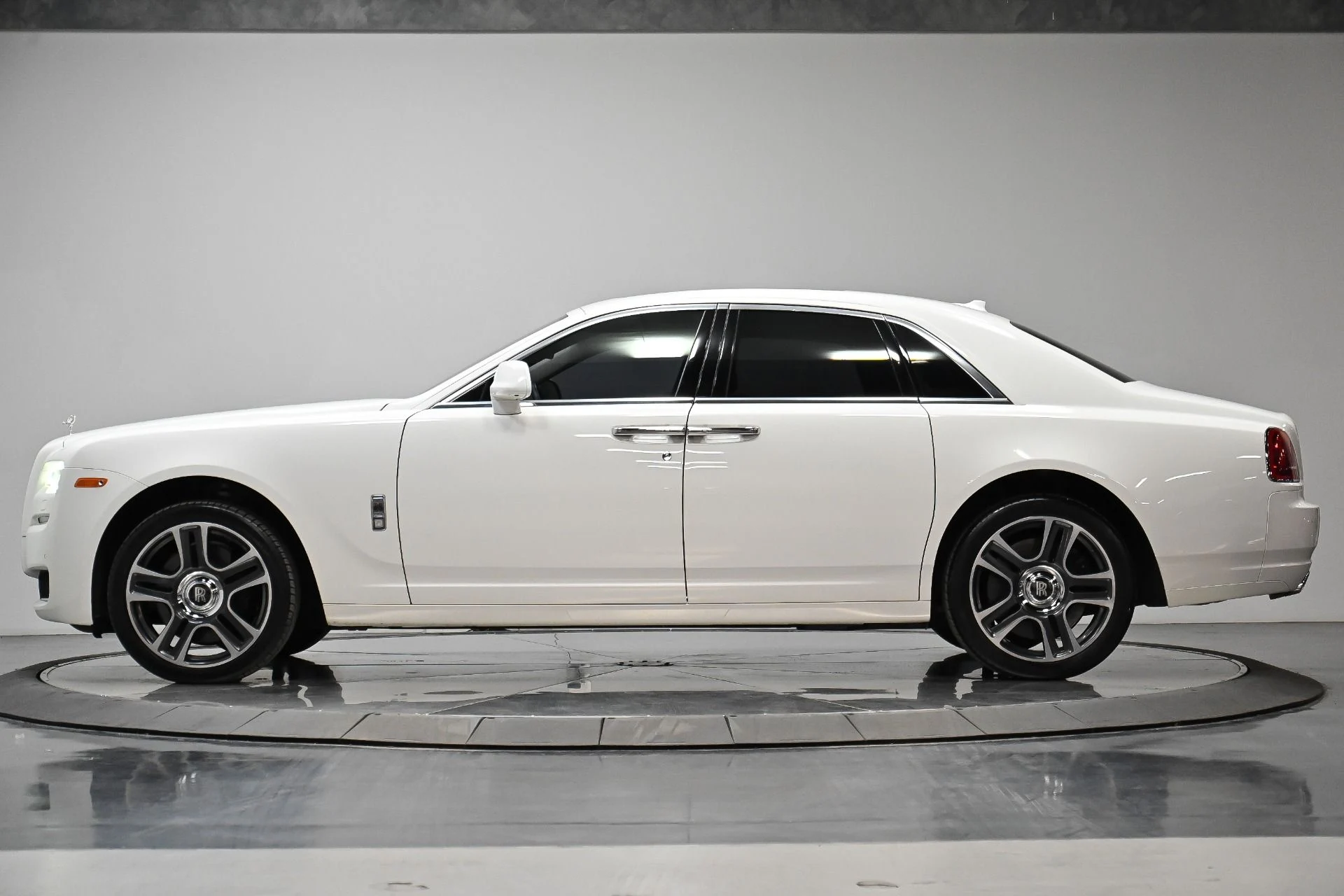 mph018_2651081297_Used_2017_Rolls_Royce_Ghost_1749695060_f614260d52