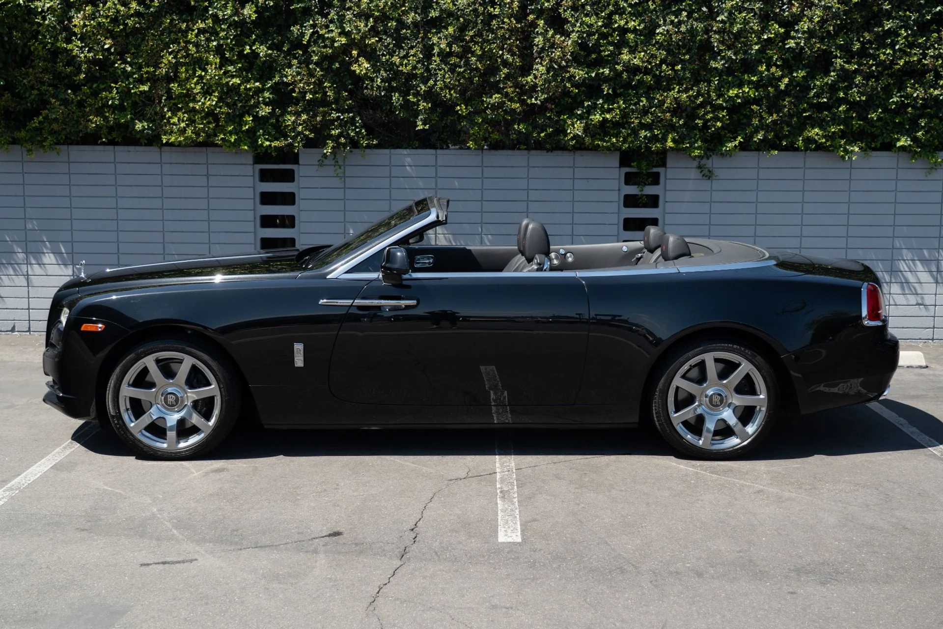 mph018_2656343344_Used_2017_Rolls_Royce_Dawn_1757545595_cc83d76d8f