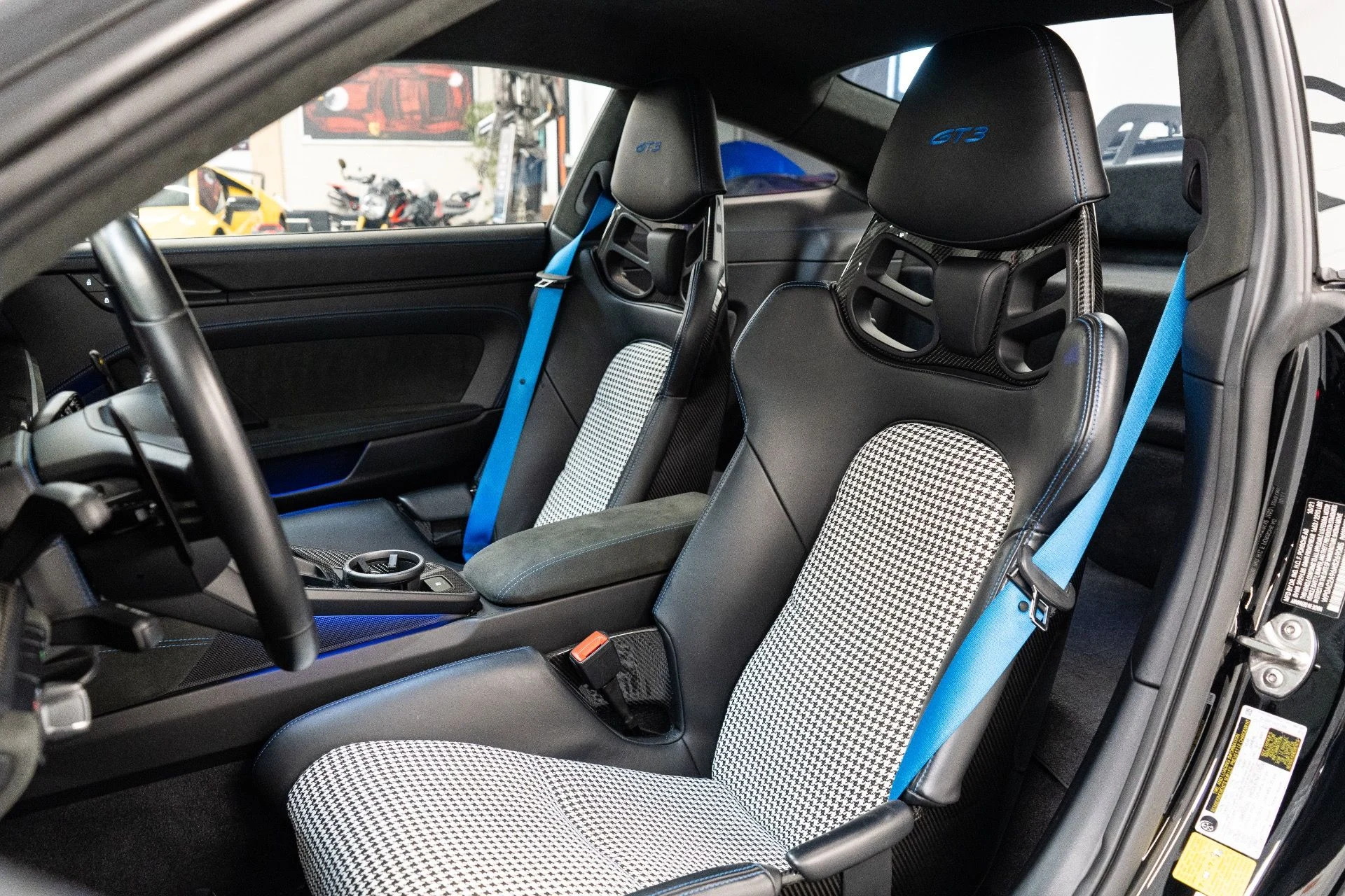 mph018_2656848515_Used_2022_Porsche_911_GT_3_1766000904_350912f170