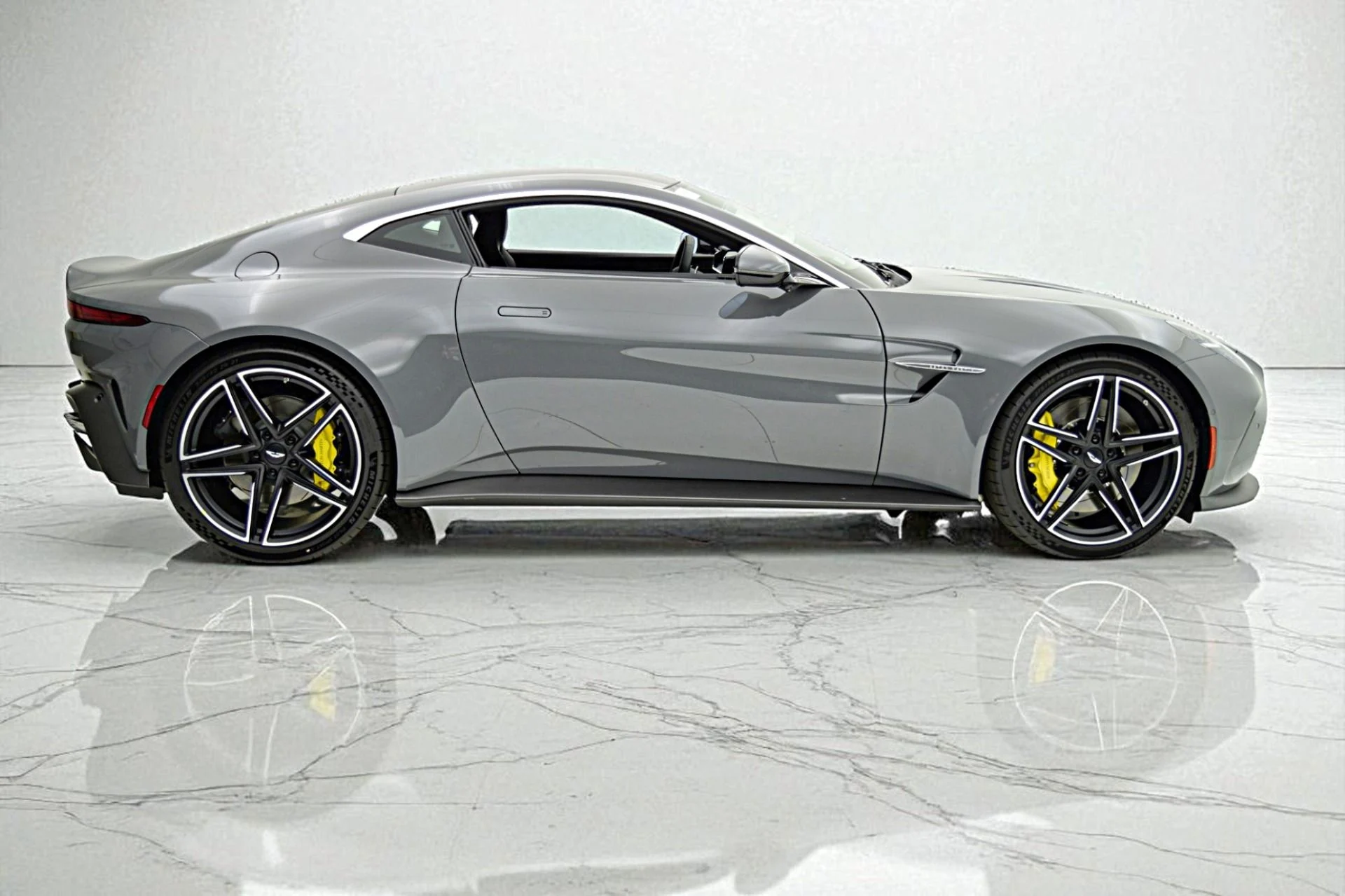 mph018_266431706_New_2026_Aston_Martin_Vantage_Coupe_bb17d0fe30