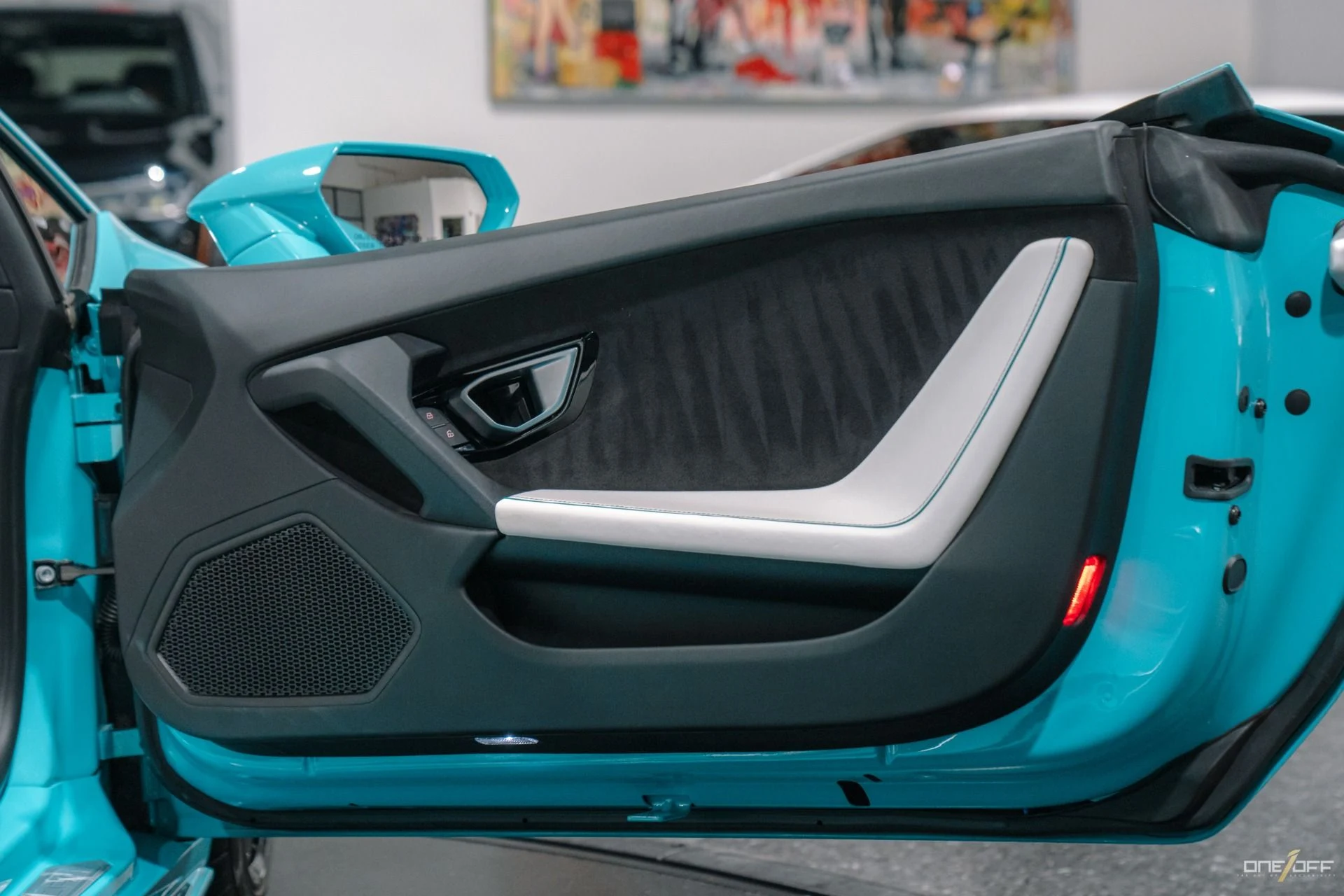 mph018_2673470416_Used_2021_Lamborghini_Huracan_EVO_Spyder_In_Blu_Glauco_w_White_Interior_1756349683_25befc1469