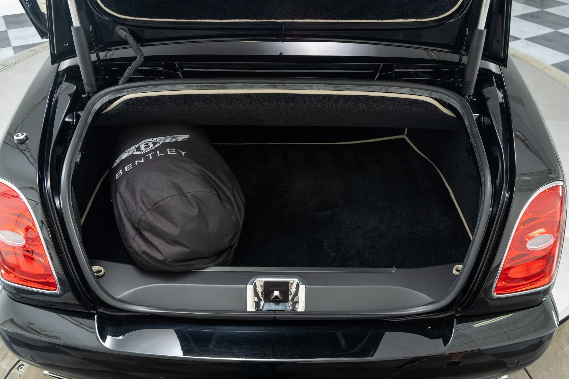 mph018_2675777147_Used_2009_Bentley_Azure_1776719869_9c90596f78