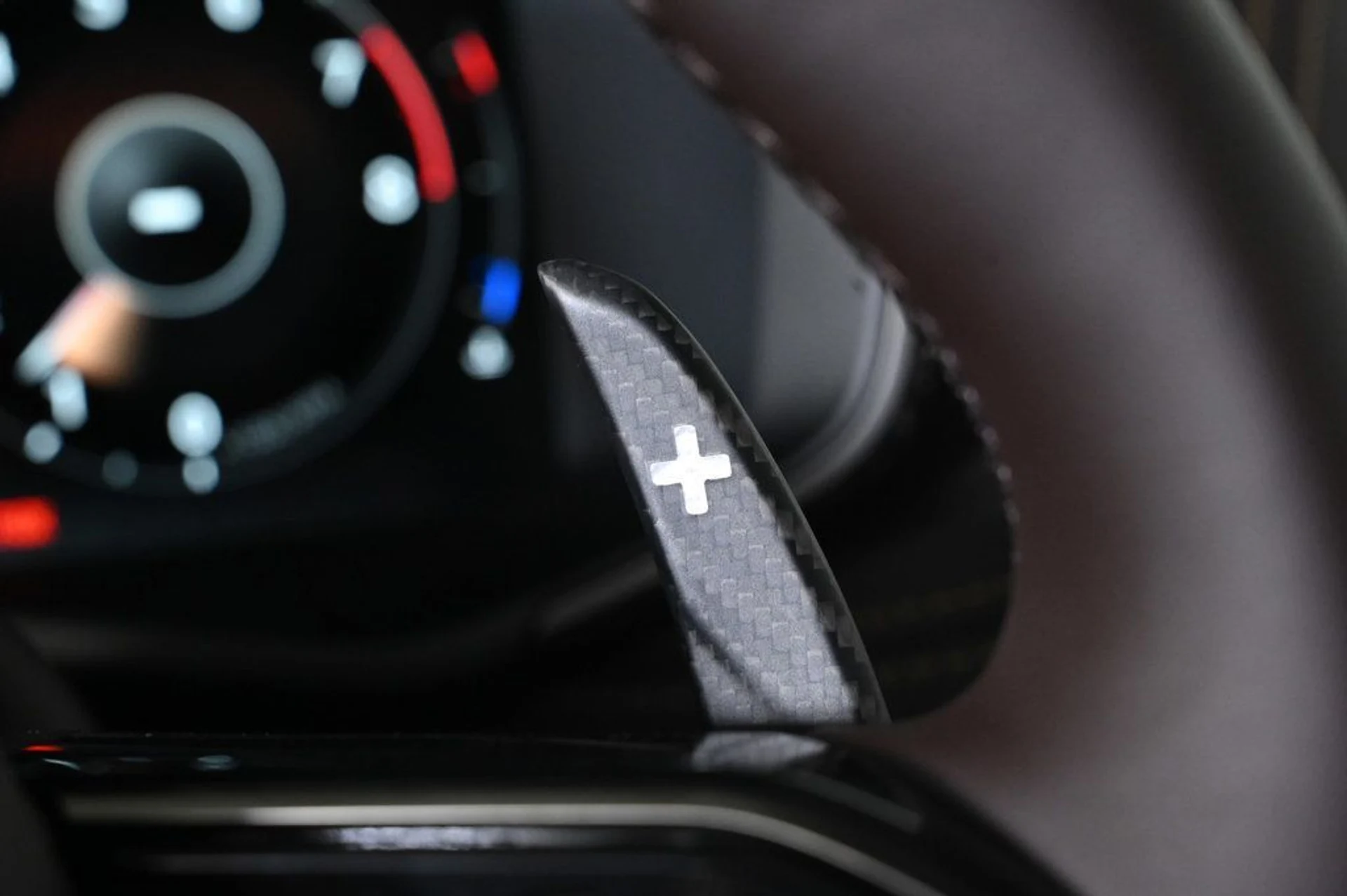 mph018_2684119720_new_2026_aston_martin_dbx_707awd_11350_22968765_18_1024_62d62071bf