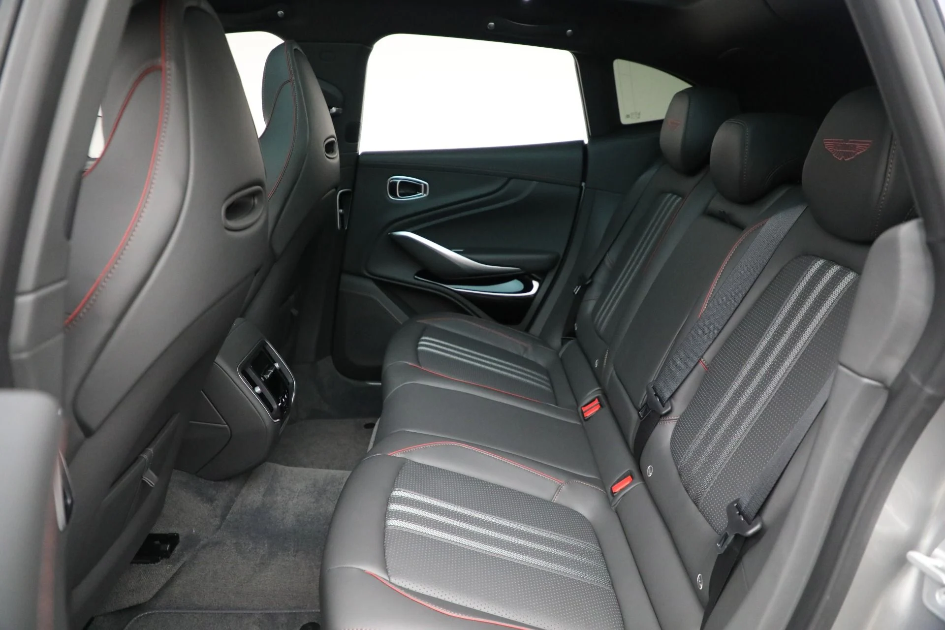 mph018_2692897305_New_2025_Aston_Martin_DBX_707_c79da7d433