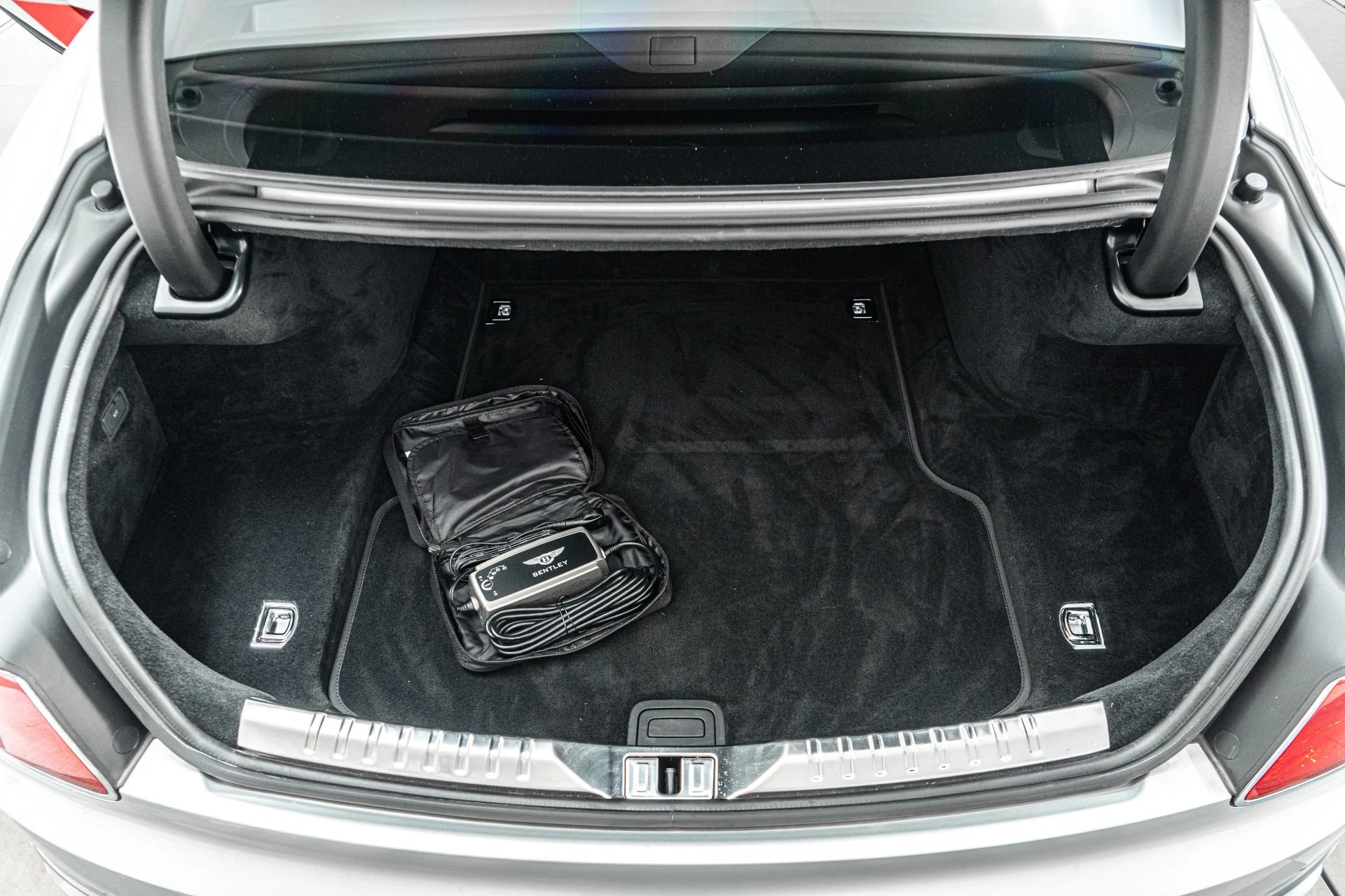 mph018_2706425966_Used_2022_Bentley_Flying_Spur_V8_Great_Colors_Engine_Turned_Veneers_Mulliner_Package_1773426233_2eedba0d40