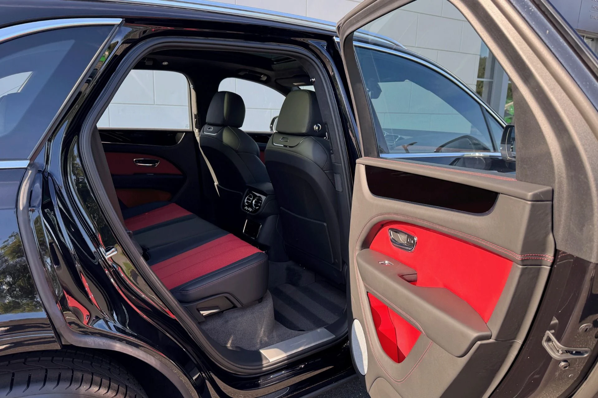 mph018_2709594595_Used_2025_Bentley_Bentayga_V8_1758544256_d6da2f3da9