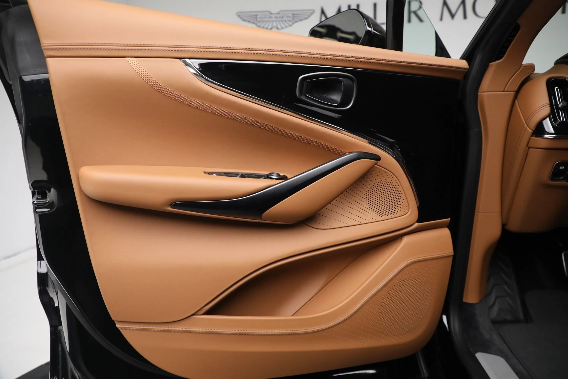 mph018_2712407947_New_2025_Aston_Martin_DBX_707_4e510af4ff