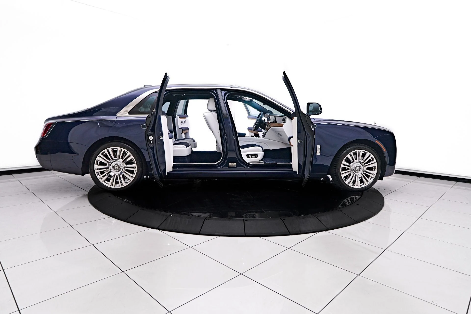 mph018_2748369748_Used_2023_Rolls_Royce_Ghost_1755200436_1ab1e7c463