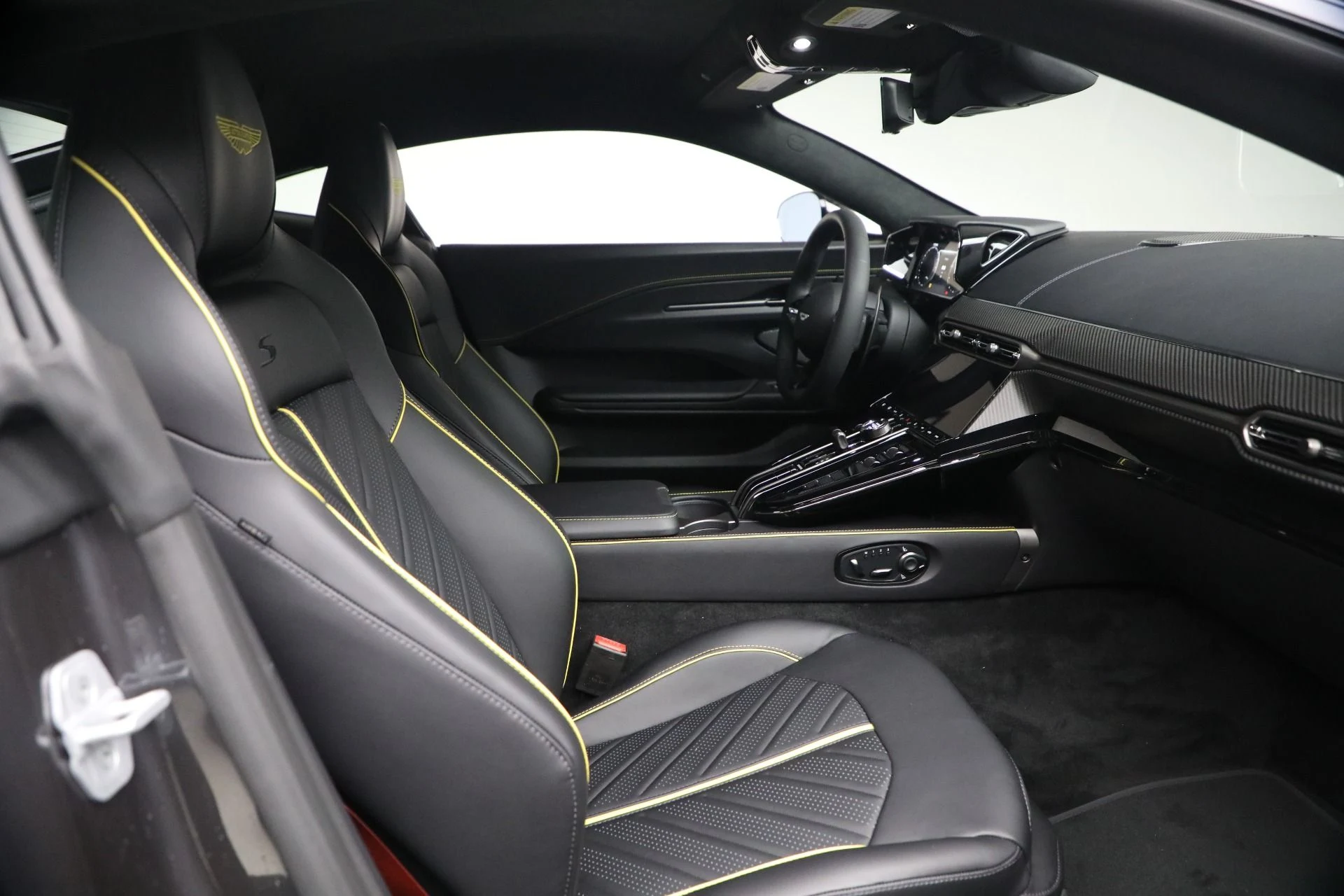 mph018_2775135428_New_2026_Aston_Martin_Vantage_S_1766181825_461a6a748e