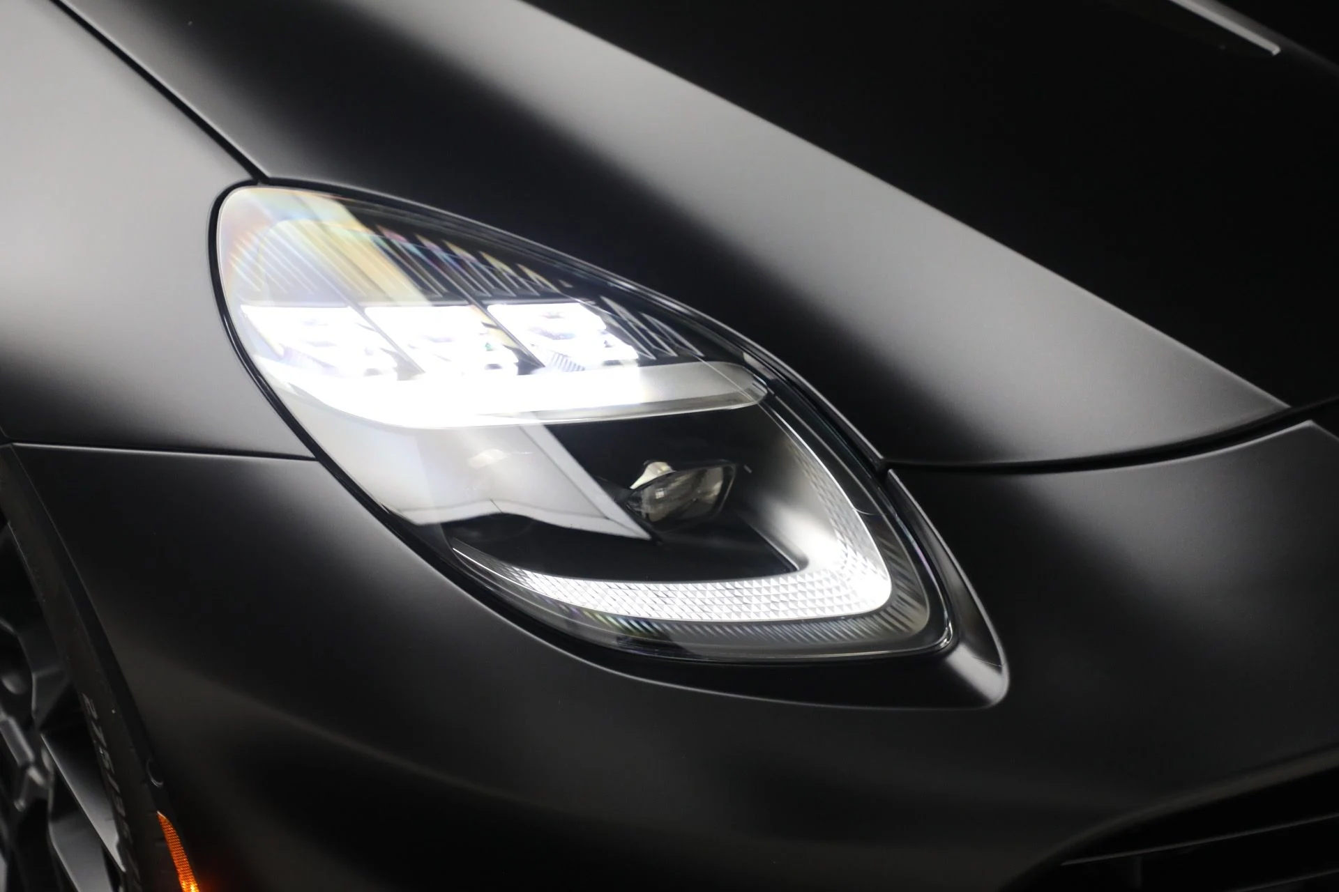 mph018_278546300_Used_2025_Aston_Martin_Vanquish_53cfb91133